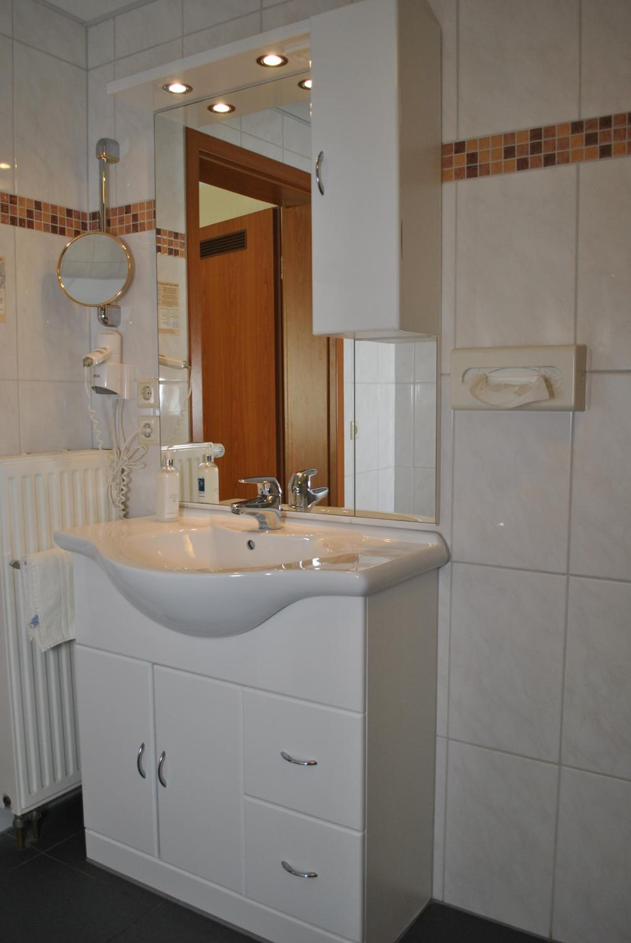 Deluxe Double Room with Balcony - Photo 5