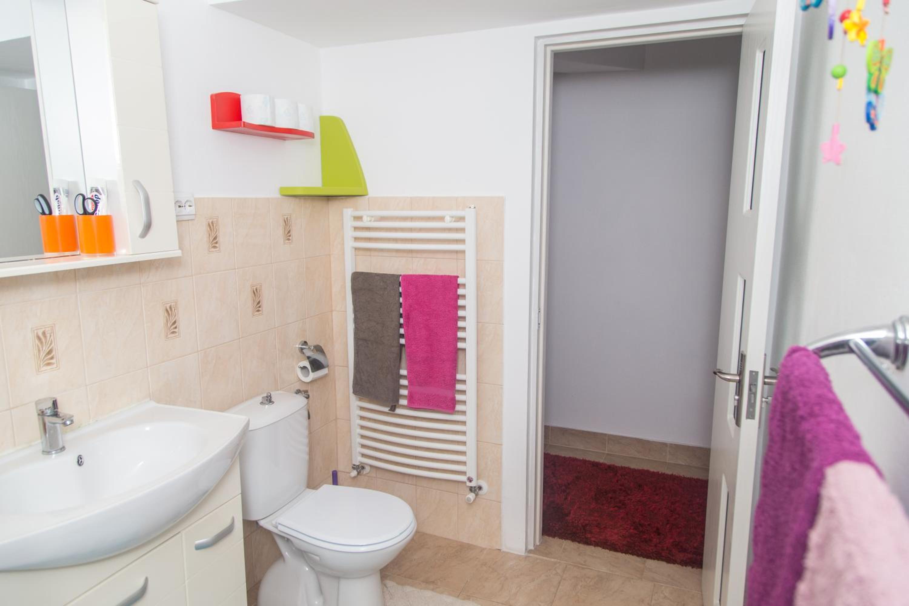 Double or Twin Room with Bathroom - Photo 10