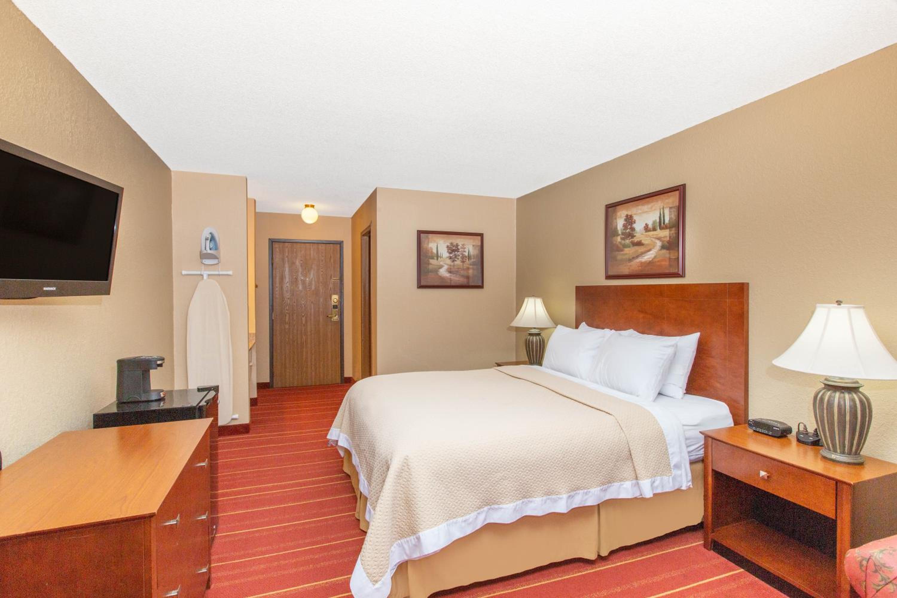 Queen Room - Non-Smoking - Photo 1