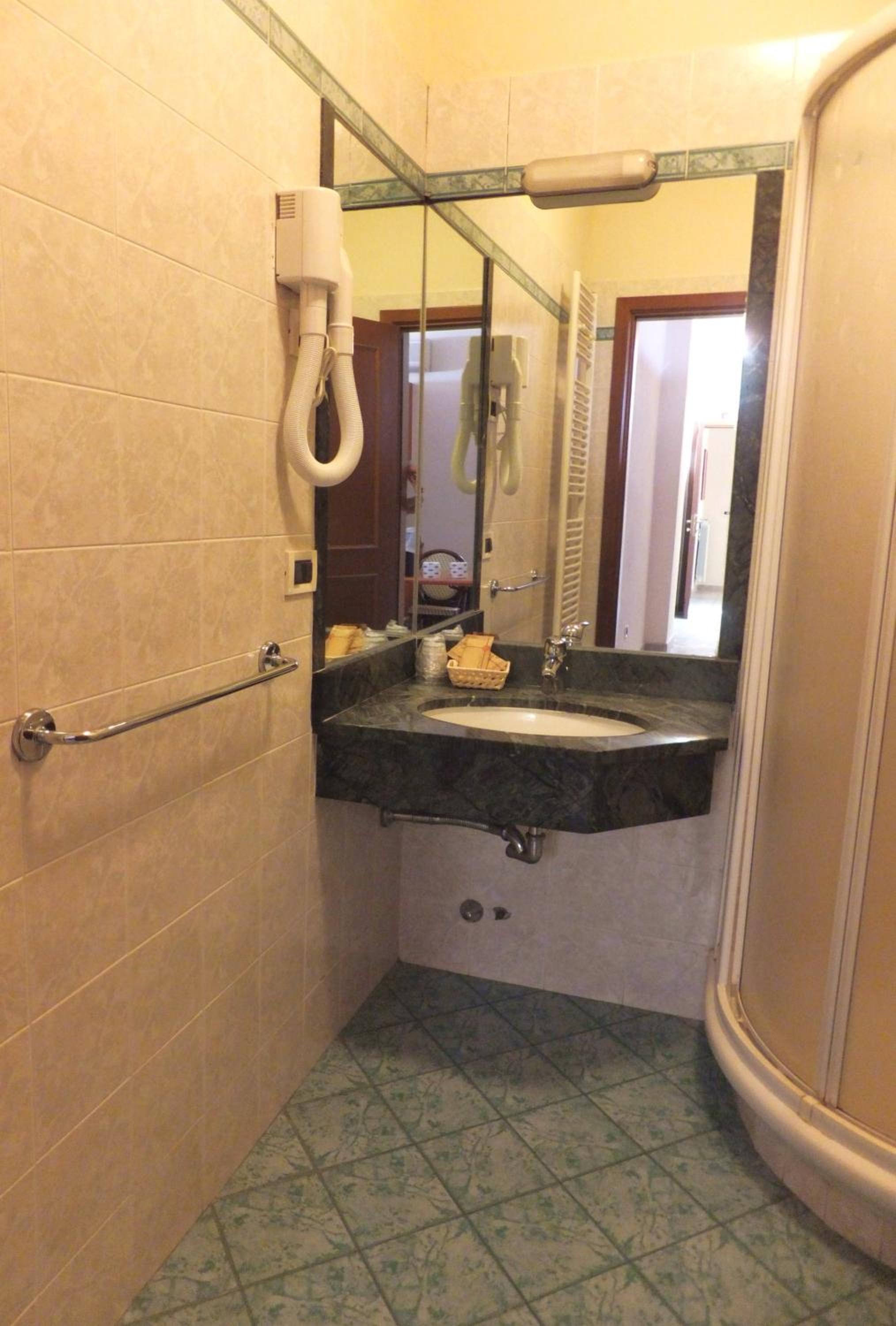 Double or Twin Room - Photo 8