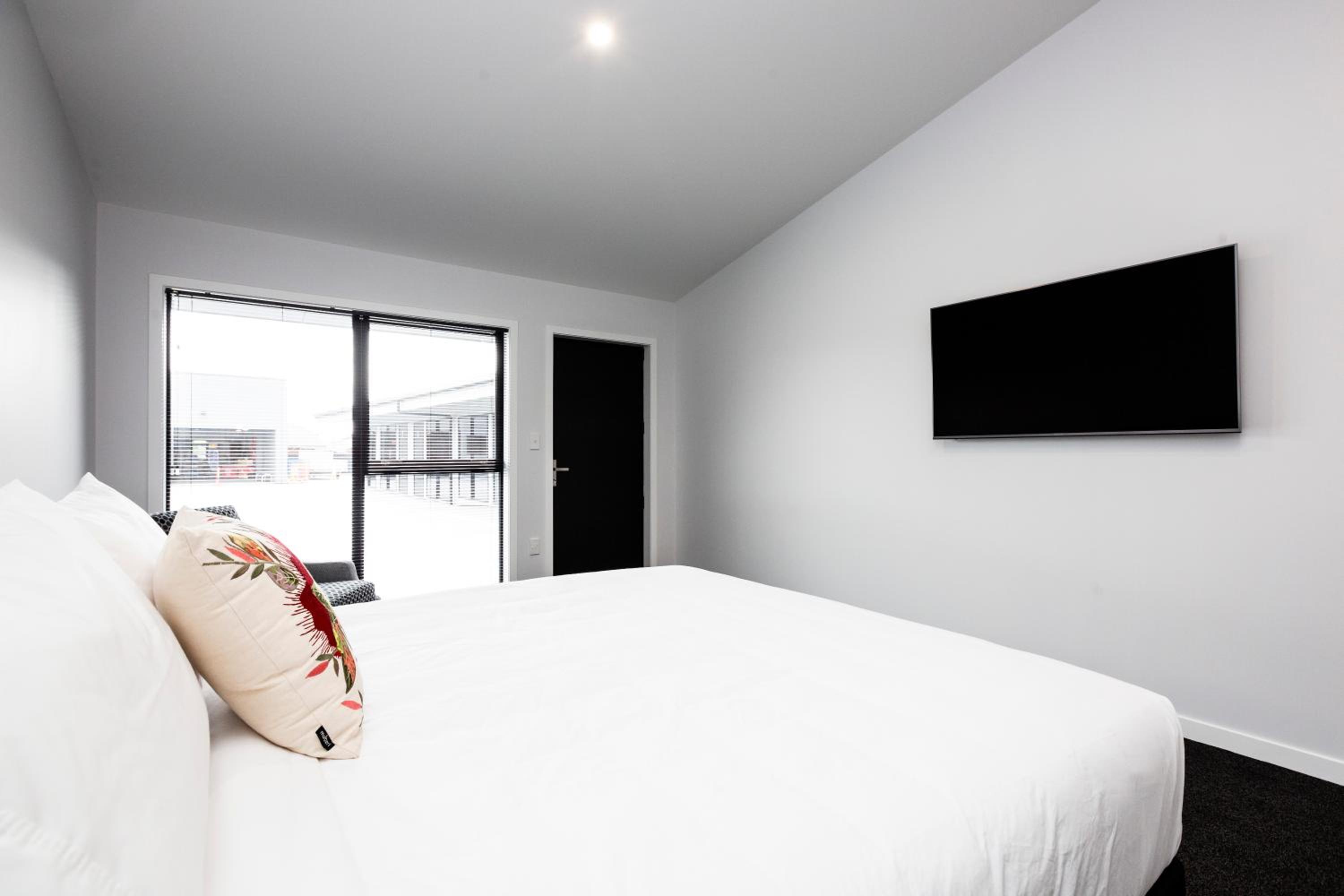Deluxe Suite with Spa Bath - Photo 3