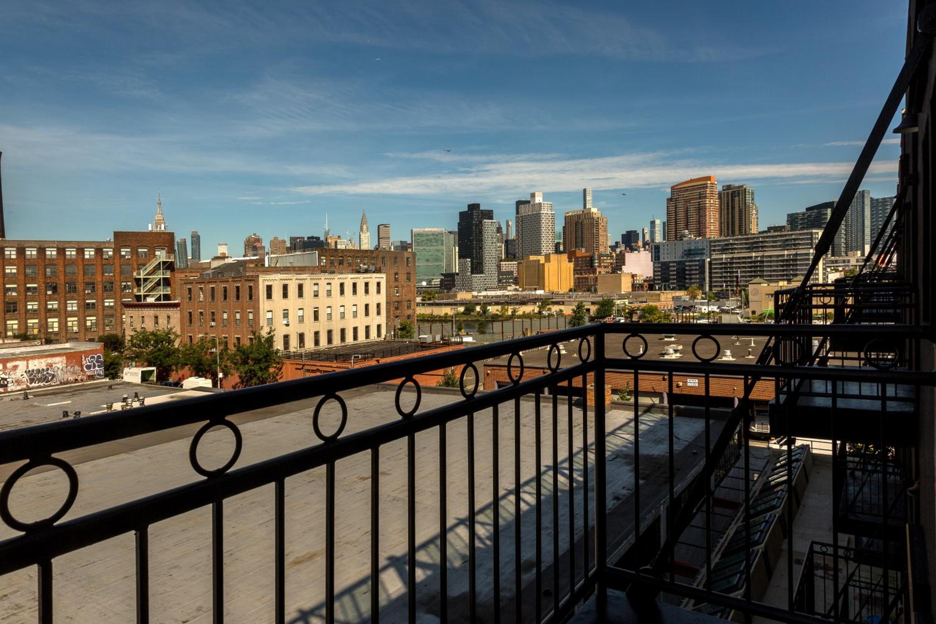 Superior Queen Room with Balcony City View - Photo 4