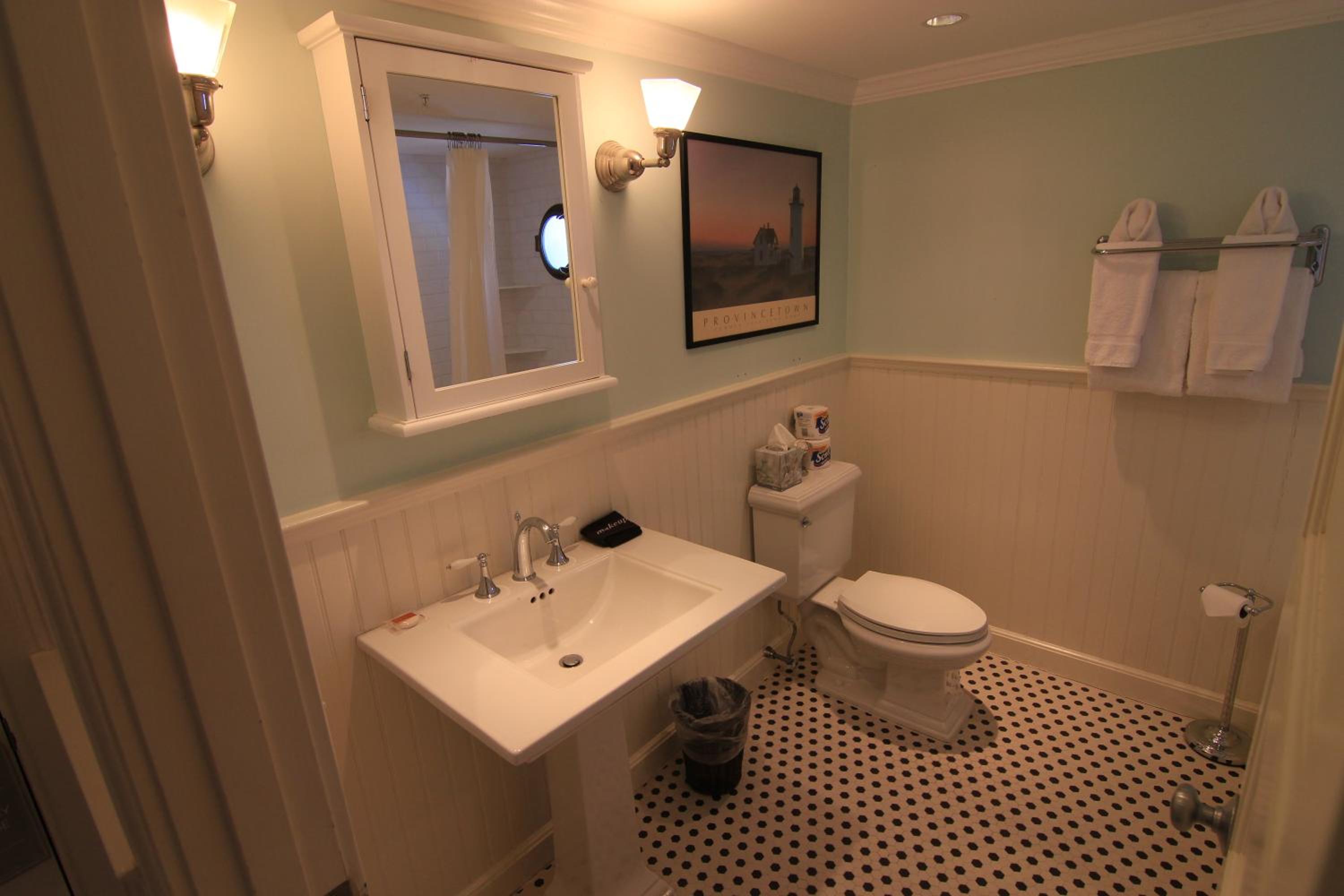 Queen Room photo 2