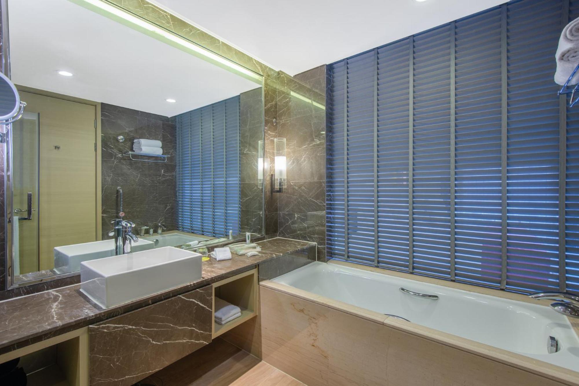 One-Bedroom Suite - Lounge Access - Photo 2