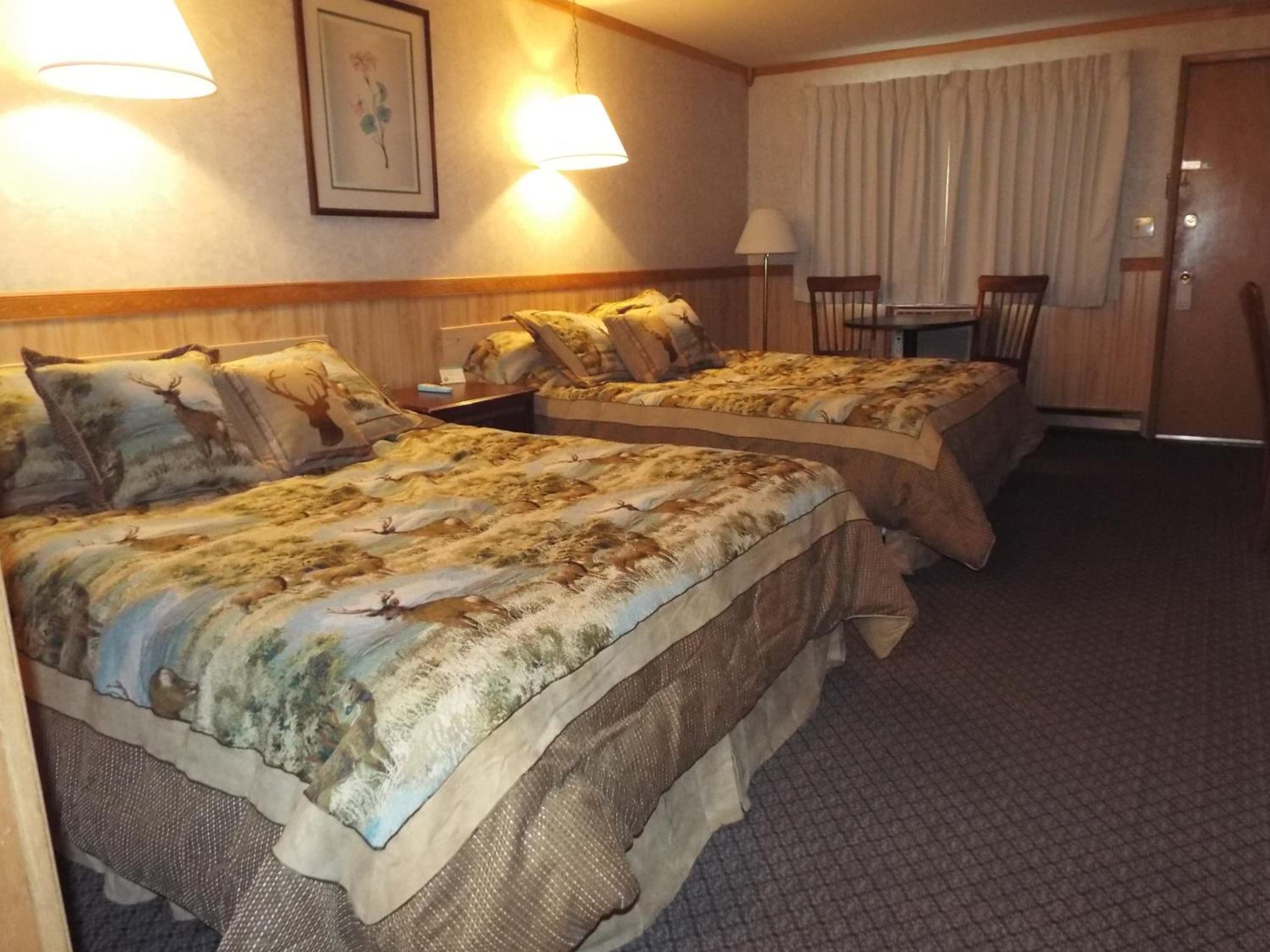 Queen Room with Two Queen Beds - Non-Smoking photo 3