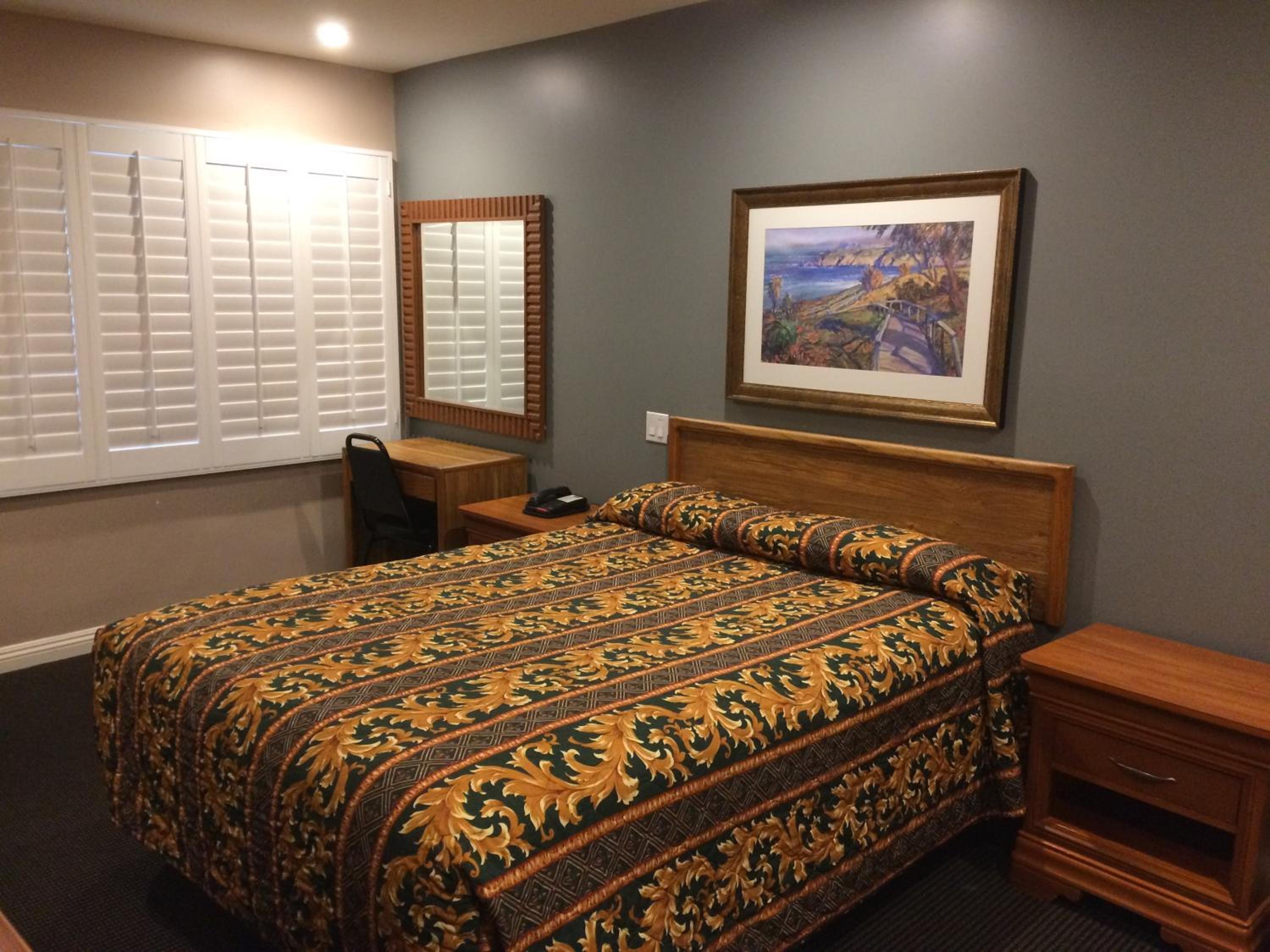 Queen Room thumbnail 5
