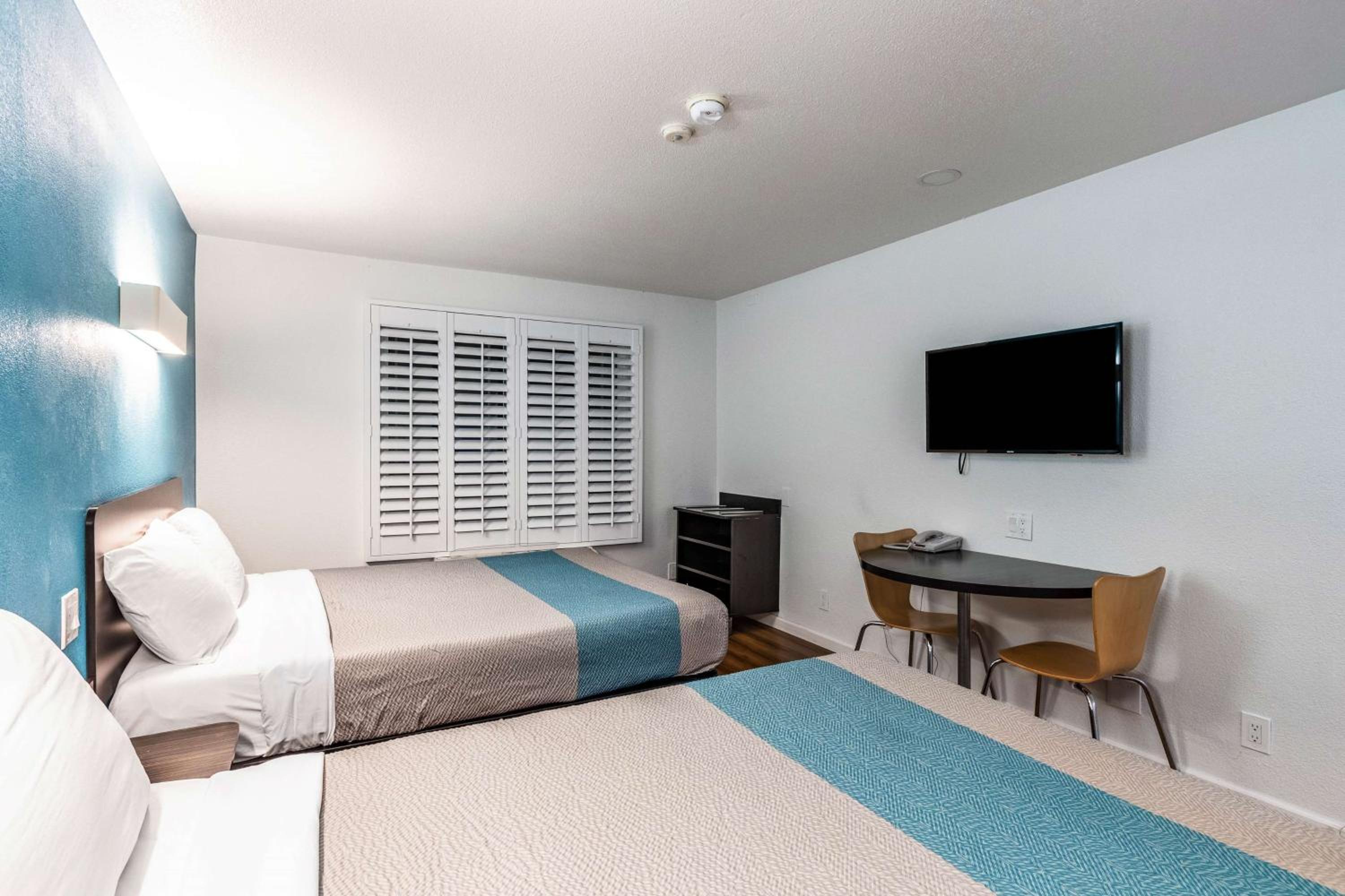 Deluxe Queen Room with Two Queen Beds - Non-Smoking - Photo 7