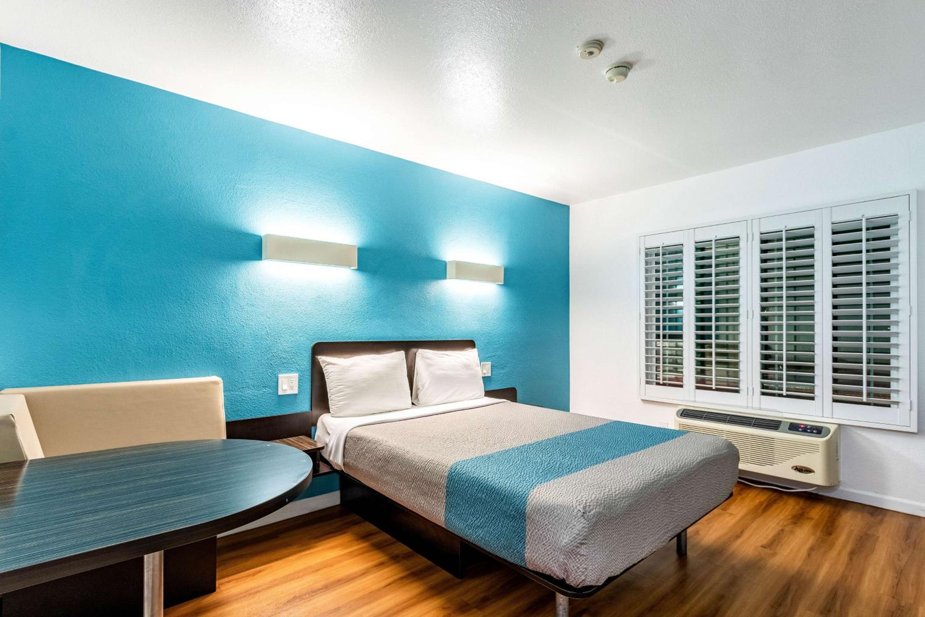 Deluxe Queen Room - Non-Smoking - Photo 8