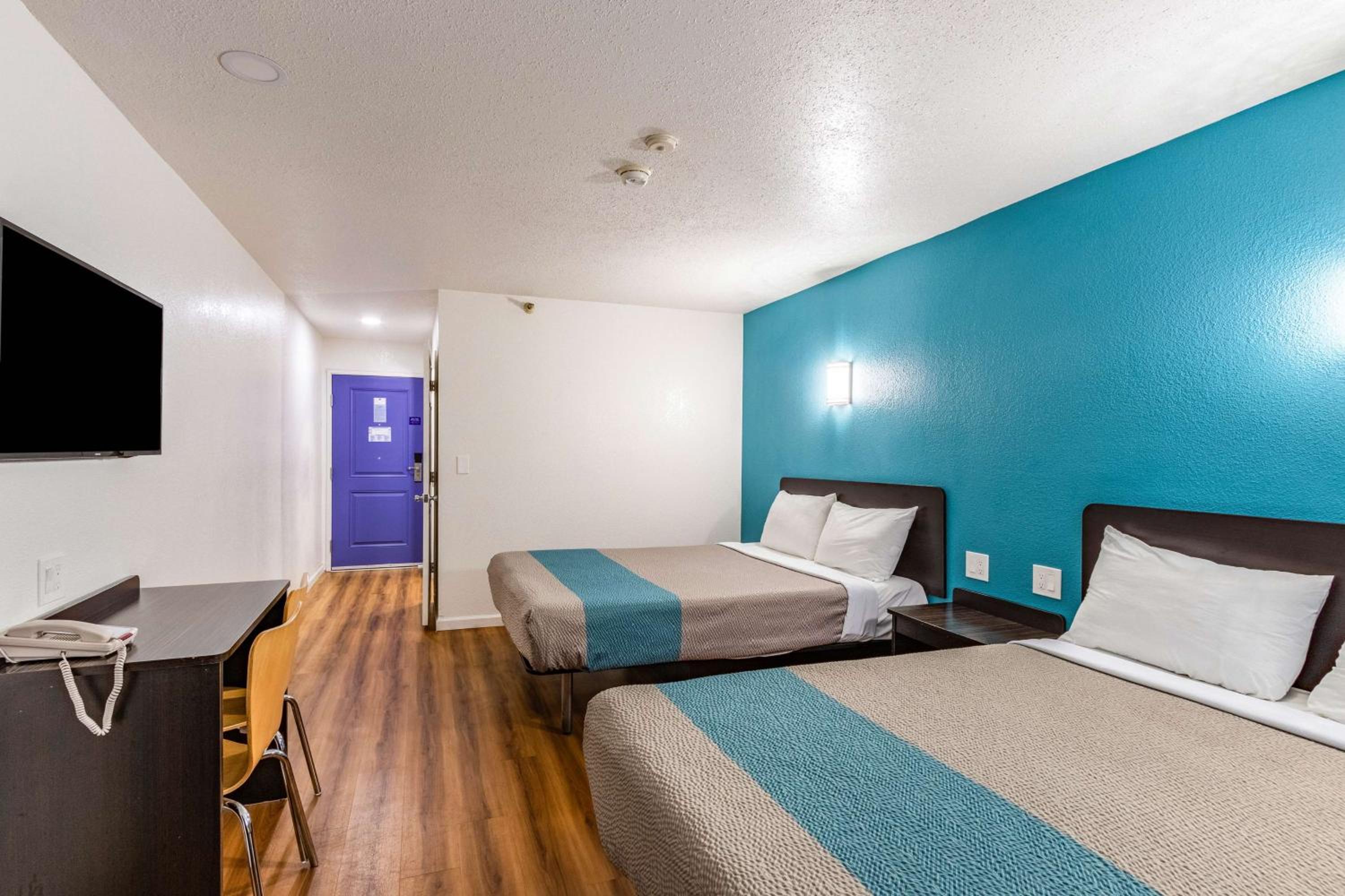 Queen Room with Two Queen Beds - Disability Access - Non-Smoking - Photo 4