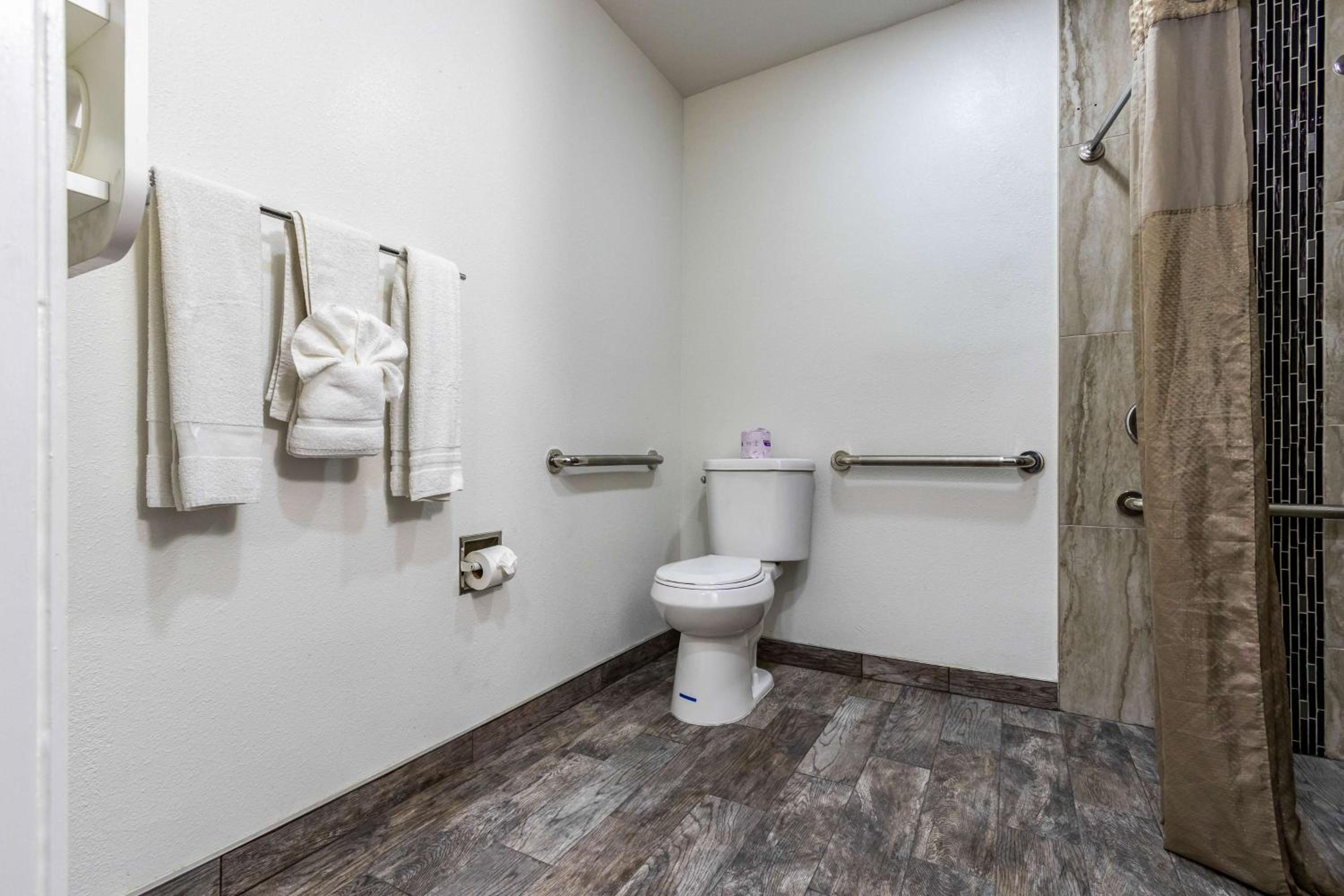 Deluxe Queen Room - Non-Smoking - Photo 10