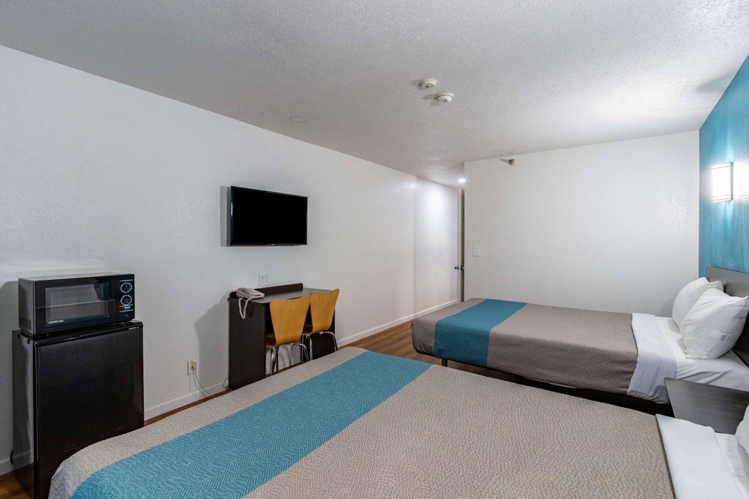 Queen Room with Two Queen Beds - Disability Access - Non-Smoking - Photo 2