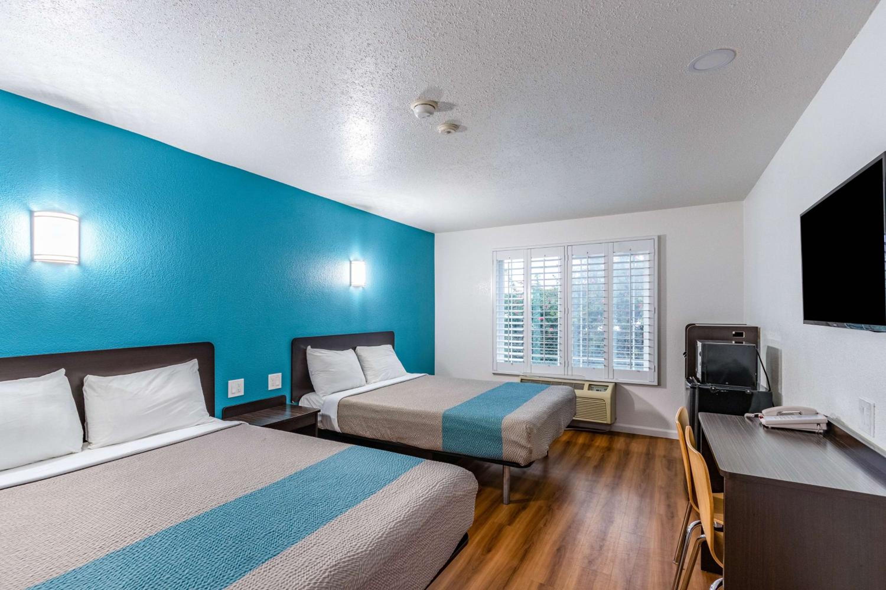 Queen Room with Two Queen Beds - Disability Access - Non-Smoking - Photo 1