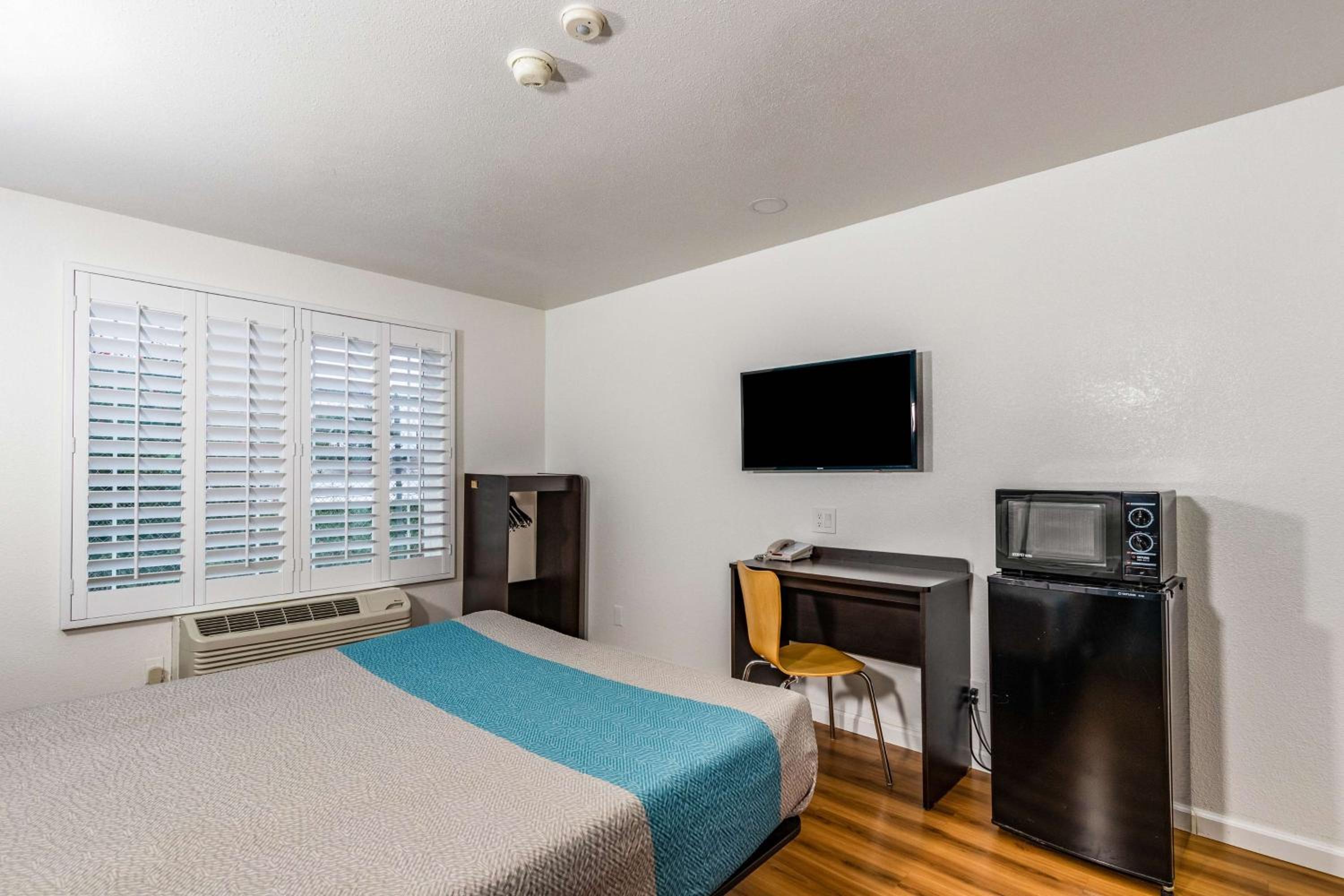 Deluxe Queen Room - Non-Smoking - Photo 4