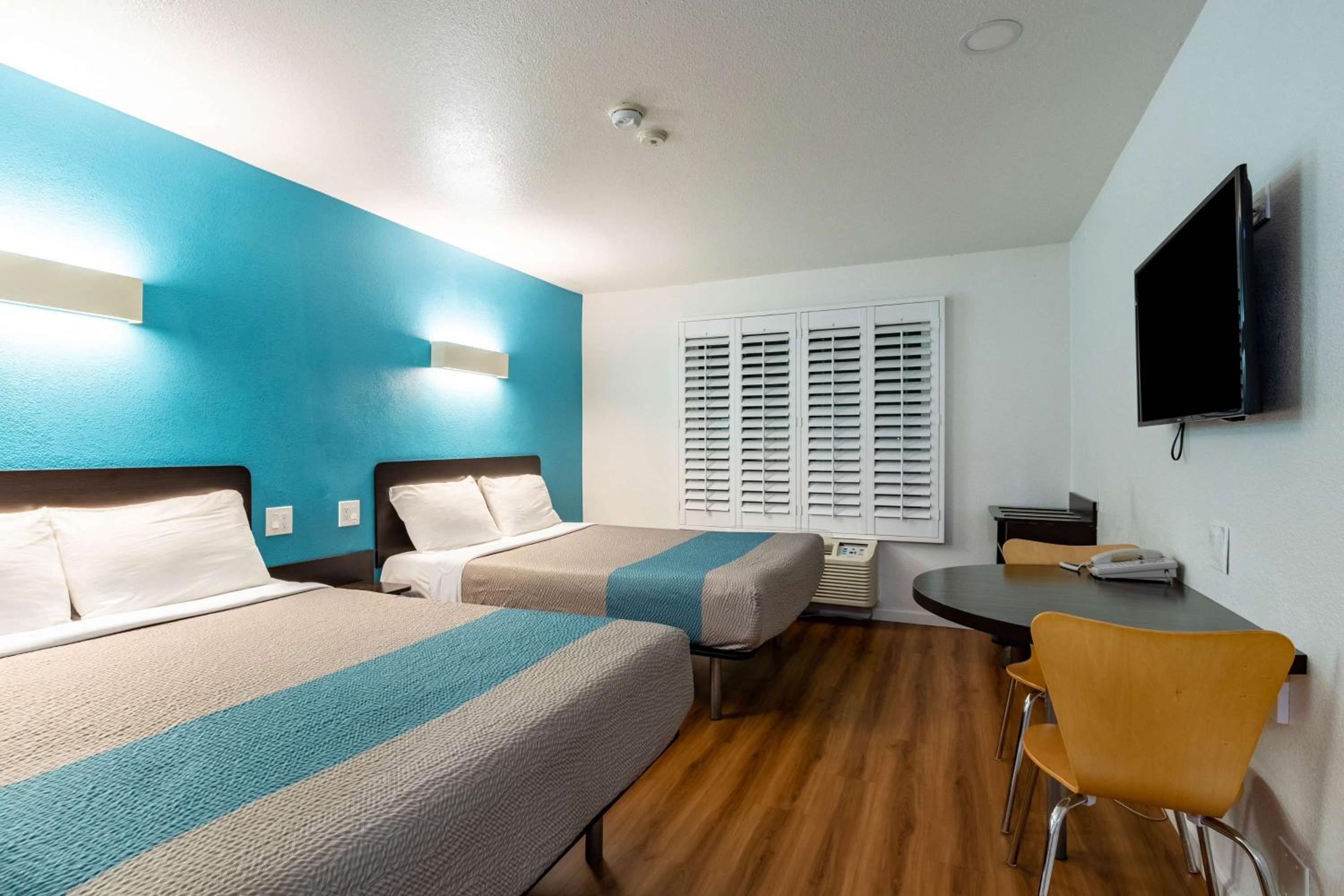 Deluxe Queen Room with Two Queen Beds - Non-Smoking - Photo 1