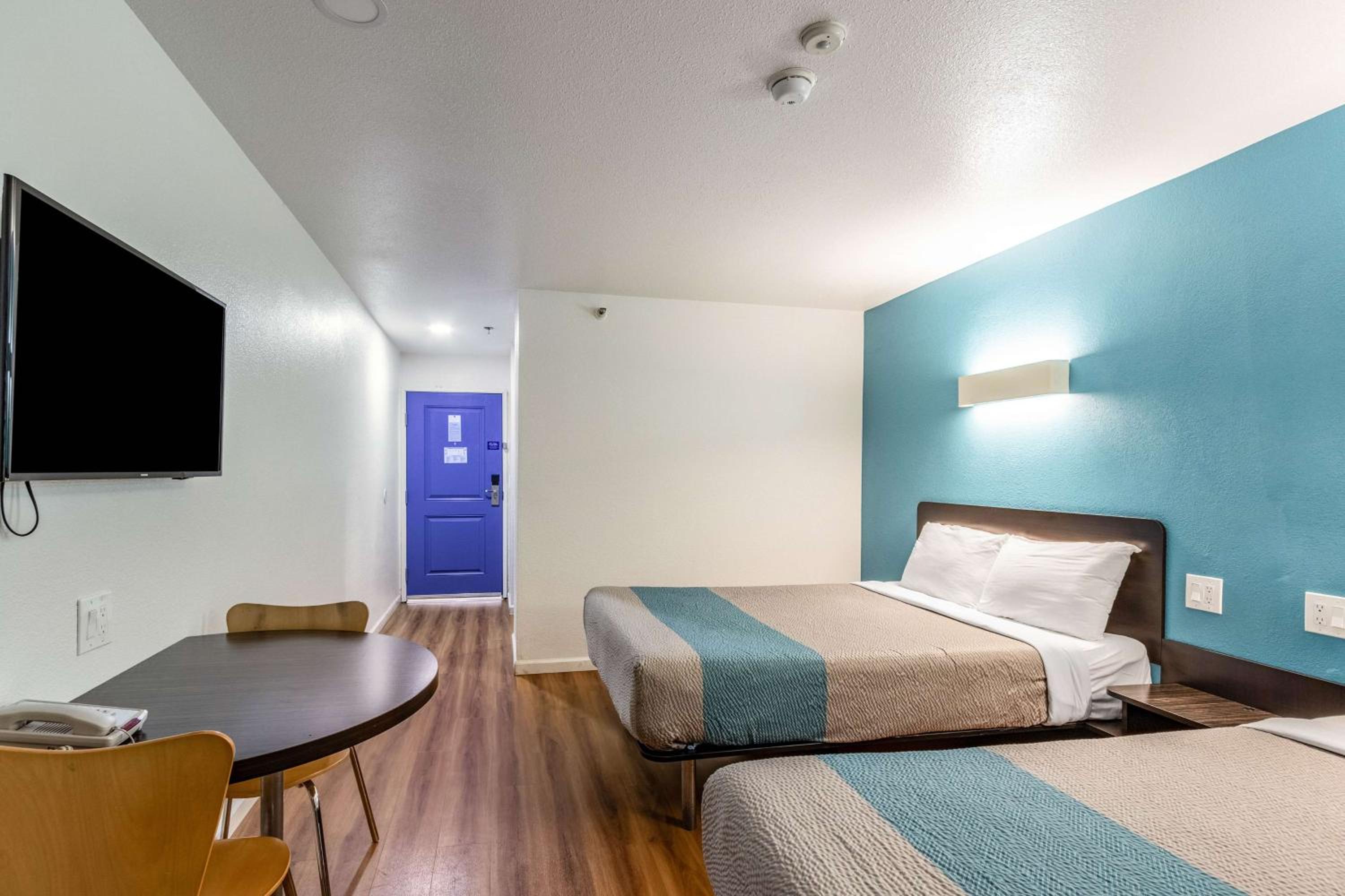 Deluxe Queen Room with Two Queen Beds - Non-Smoking - Photo 2