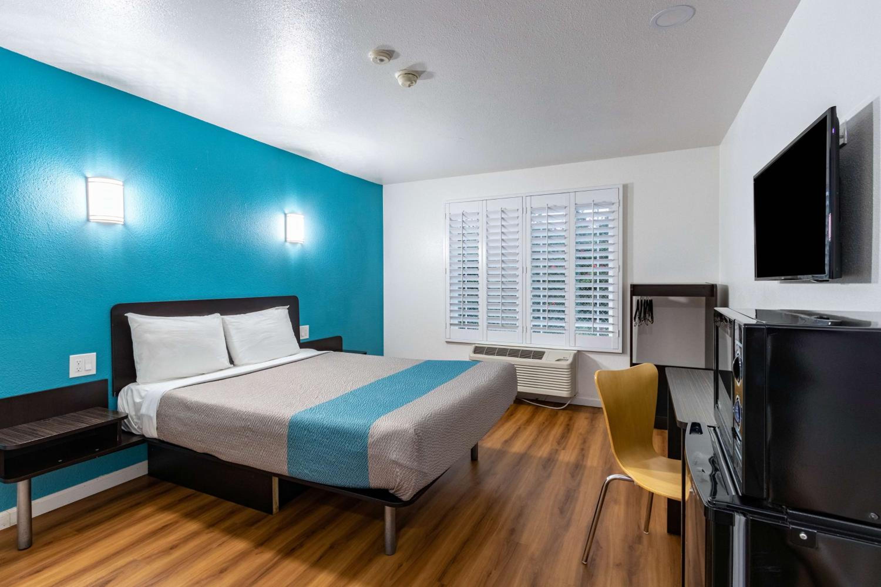 Deluxe Queen Room - Non-Smoking - Photo 1