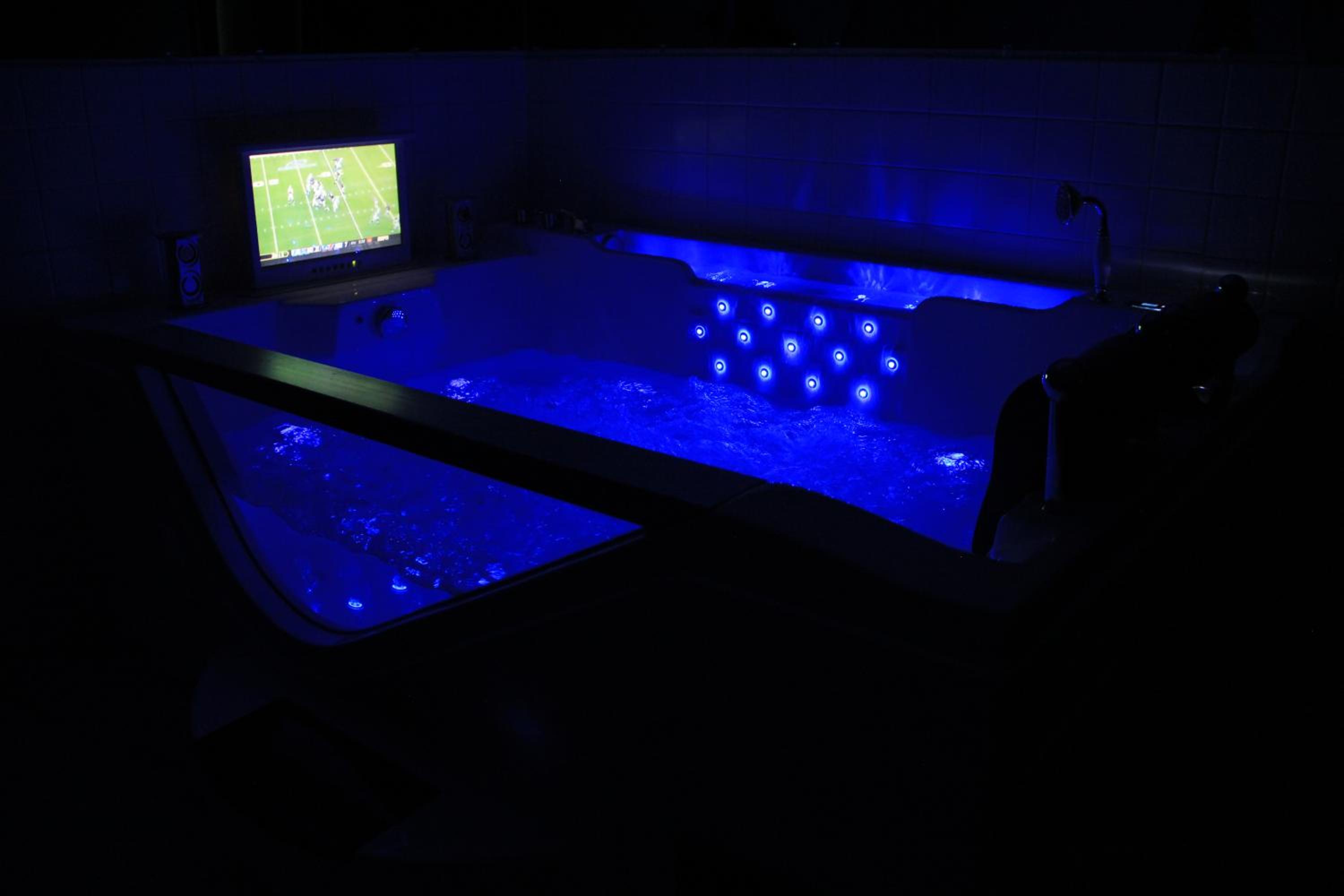 King Suite with Jetted Tub - Non-Smoking - Photo 13