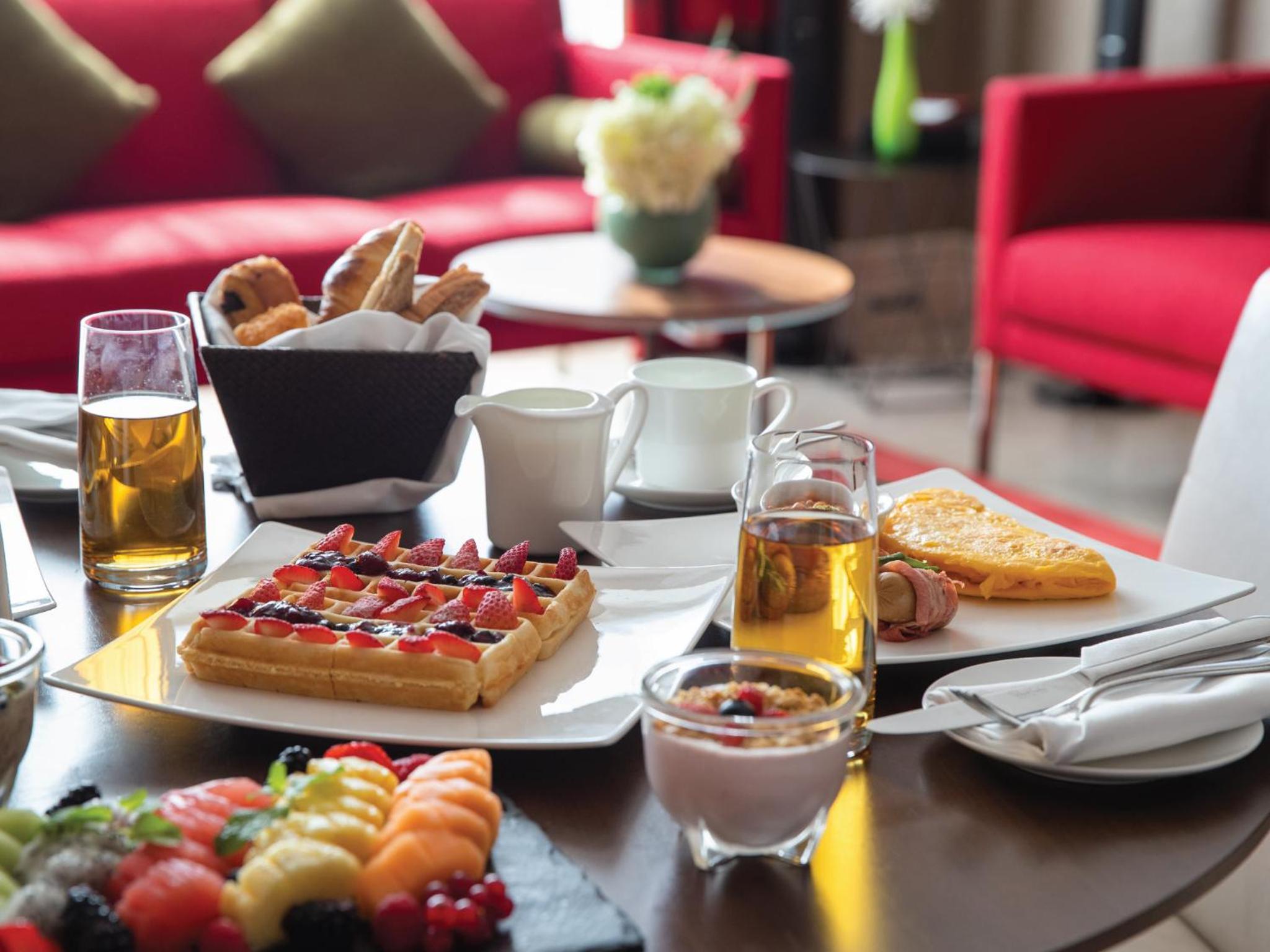 One-Bedroom Suite - Riva Beach Club Access, Complimentary Executive Lounge Access with Happy Hour and Free Breakfast photo 3