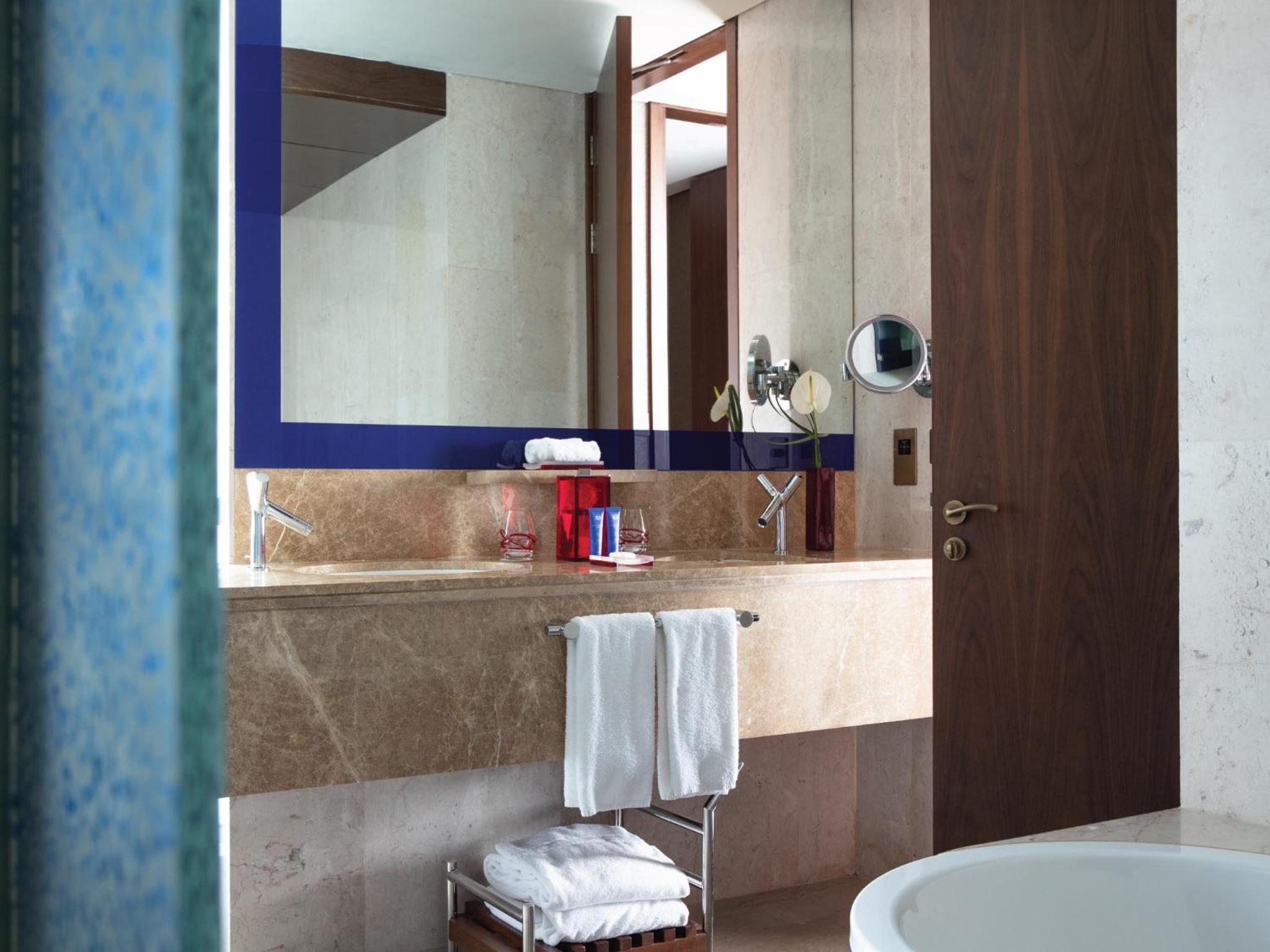 Family Suite - Riva Beach Club Access, Complimentary Executive Lounge Access with Happy Hour and Free Breakfast photo 3