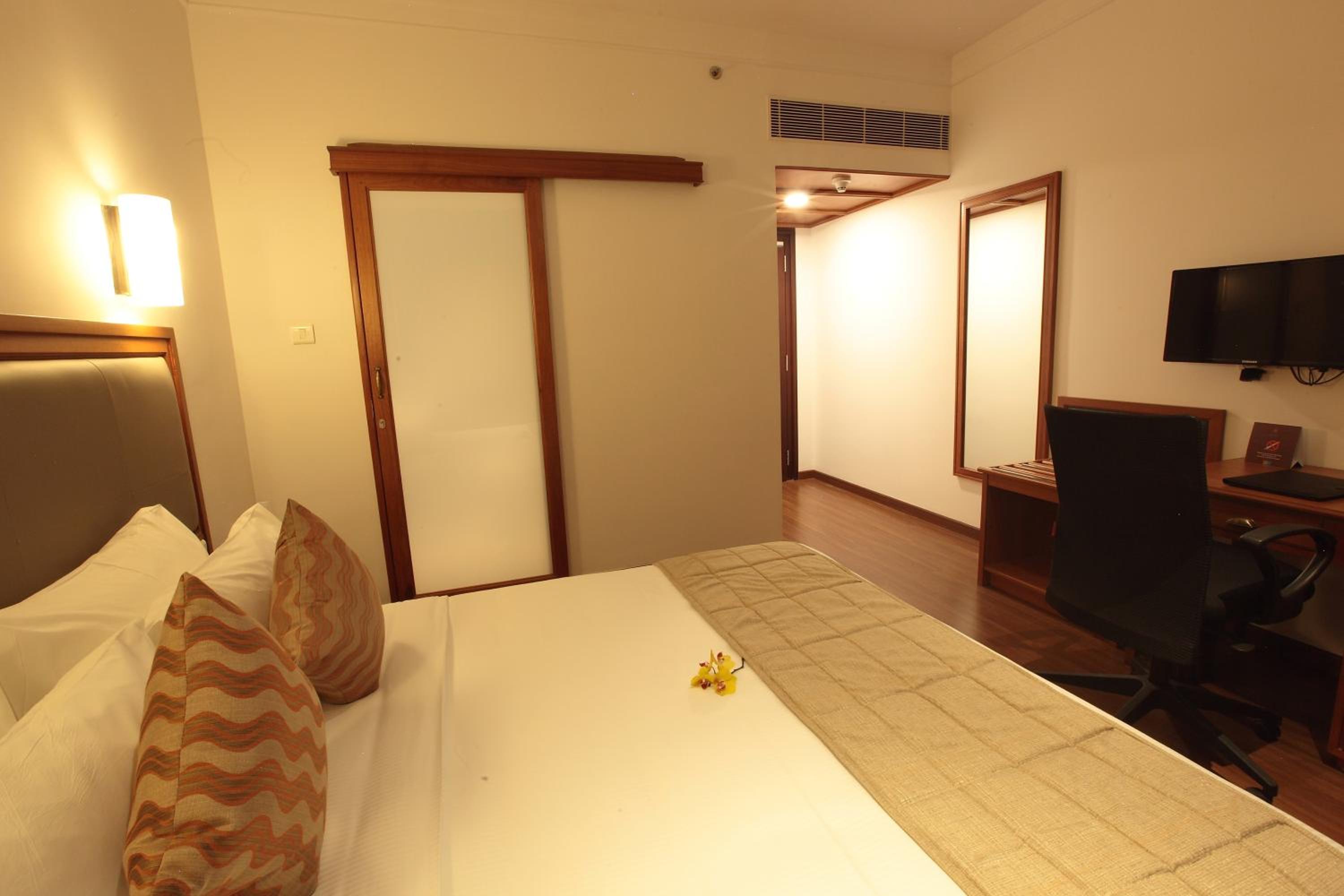 Superior Pool View Room - Photo 4