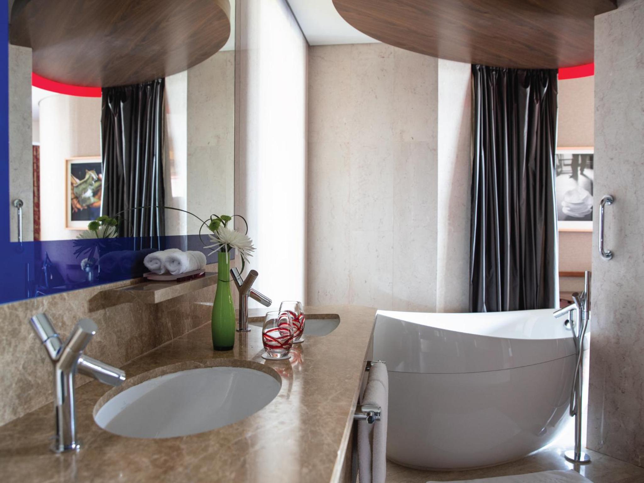 Club Room - Riva Beach Club Access, Complimentary Executive Lounge Access with Happy Hour and Free Breakfast photo 3