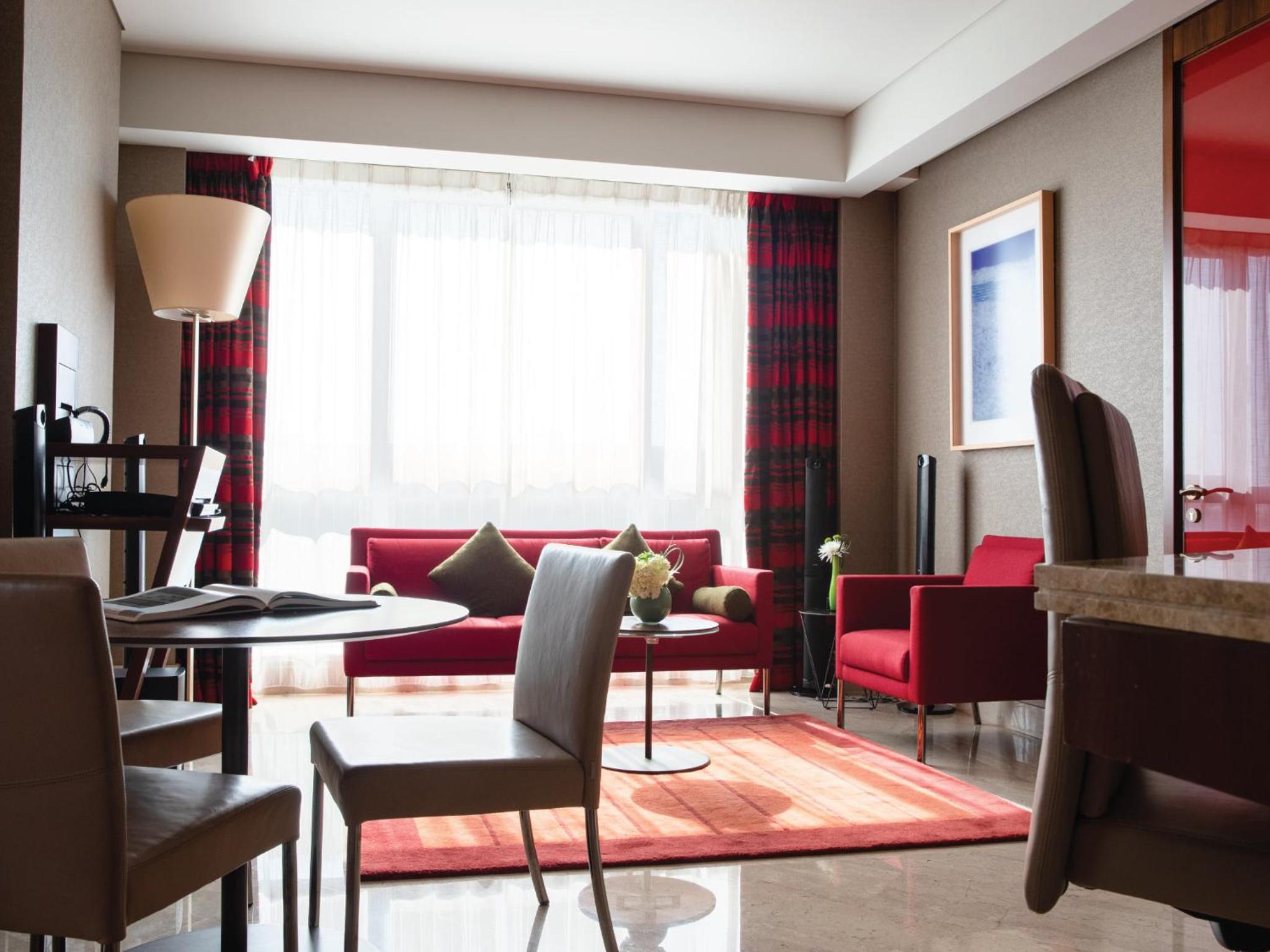One-Bedroom Suite - Riva Beach Club Access, Complimentary Executive Lounge Access with Happy Hour and Free Breakfast photo 2
