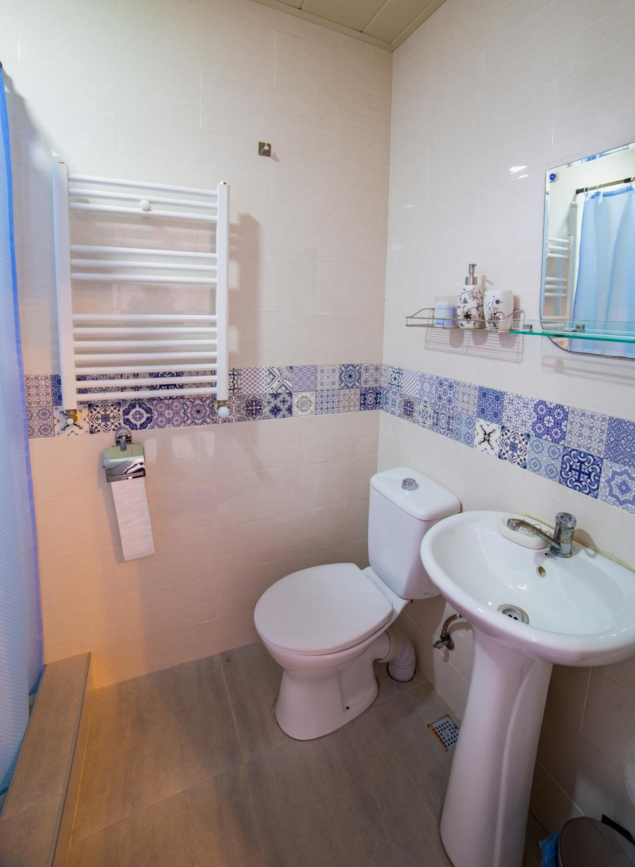 Twin Room with Private Bathroom - Photo 4