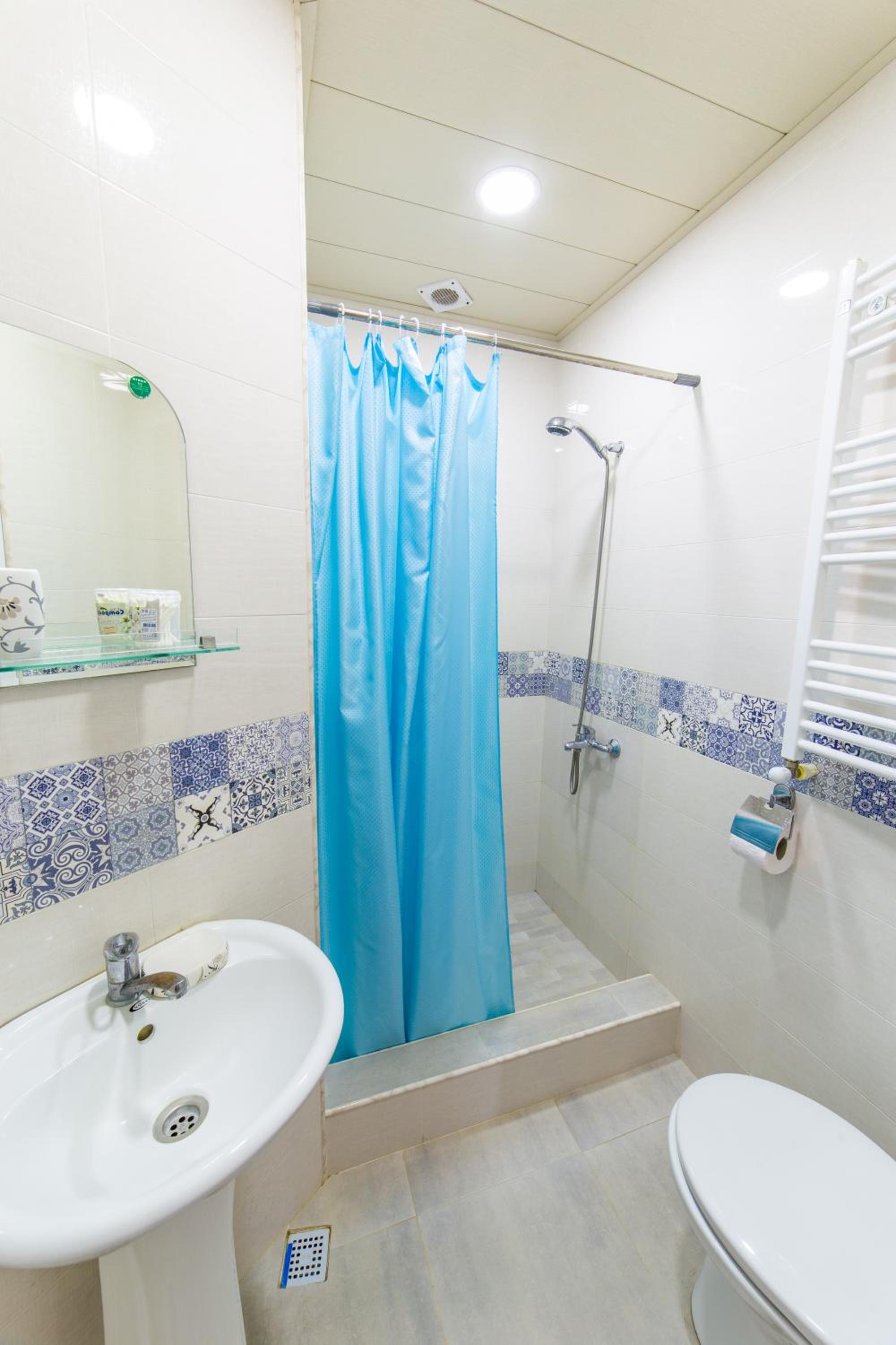 Twin Room with Bathroom - Photo 4