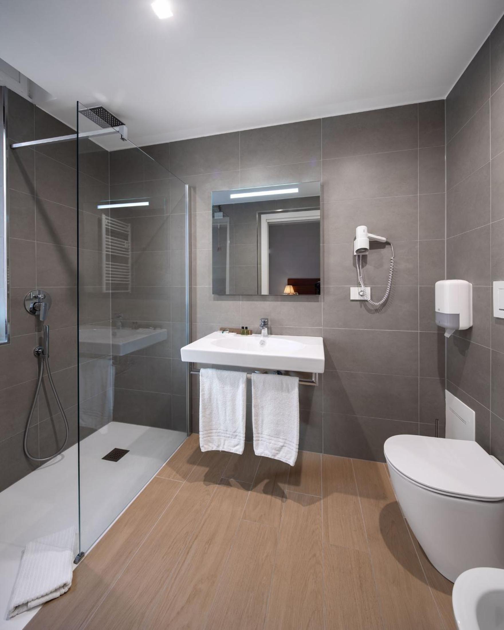 Double or Twin Room - Photo 7