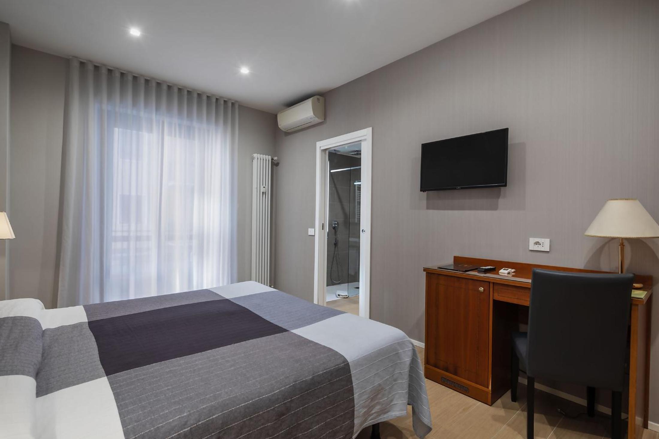 Double or Twin Room - Photo 5