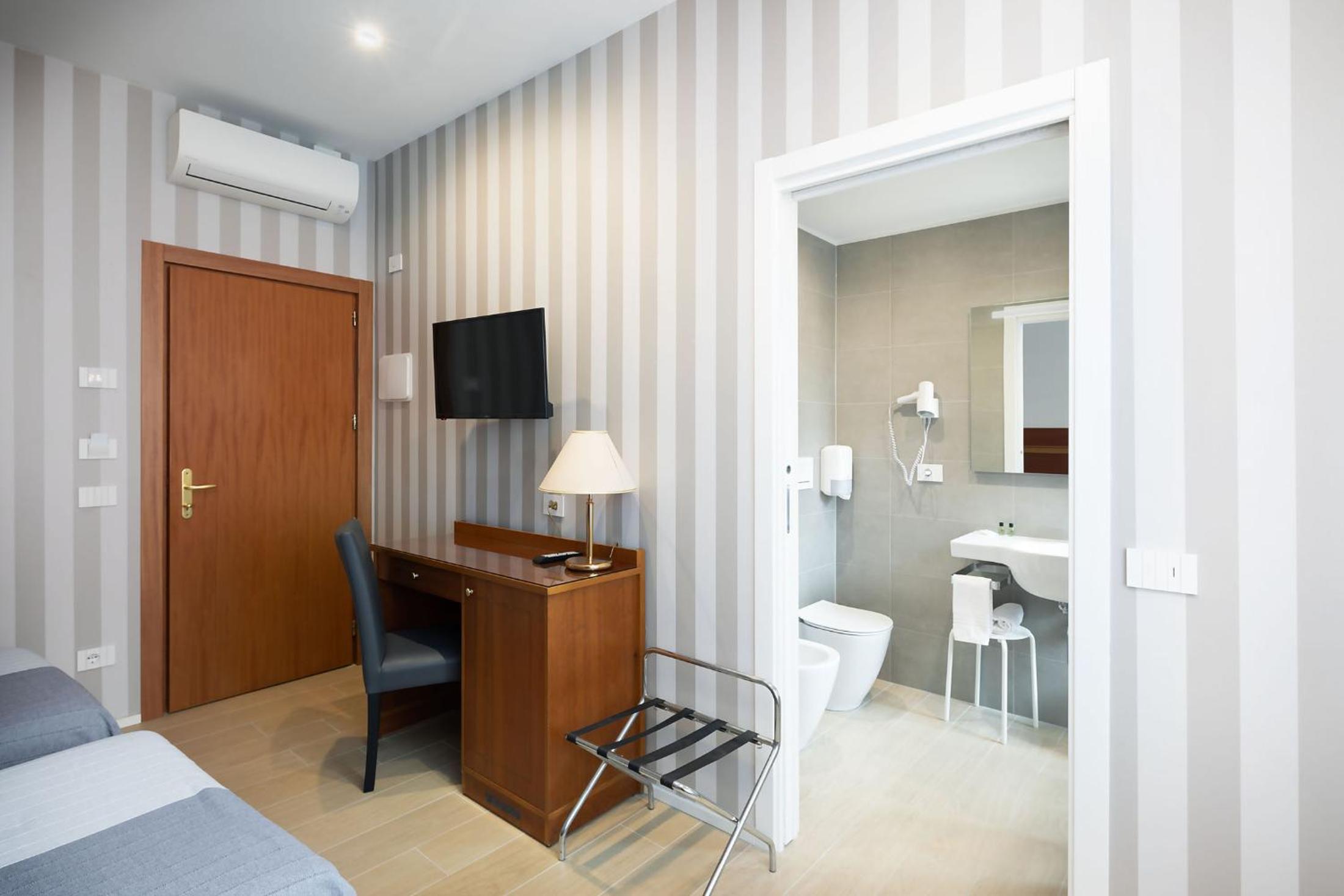 Double or Twin Room - Photo 8