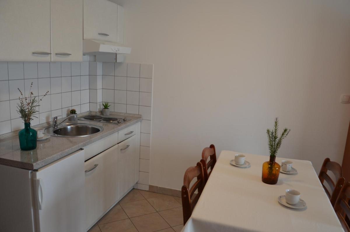 One-Bedroom Apartment with Balcony and Sea View- Br. 4 photo 1