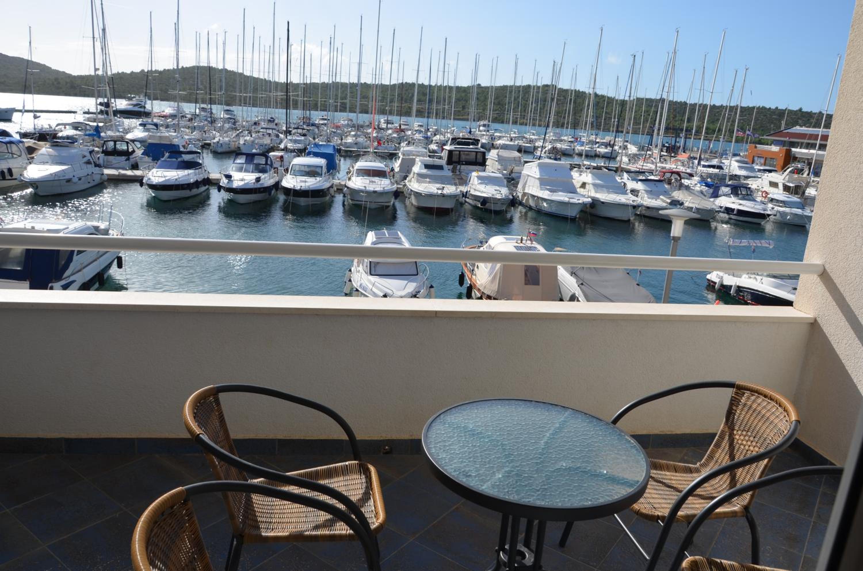 One-Bedroom Apartment with Balcony and Sea View- Br. 4 photo 3