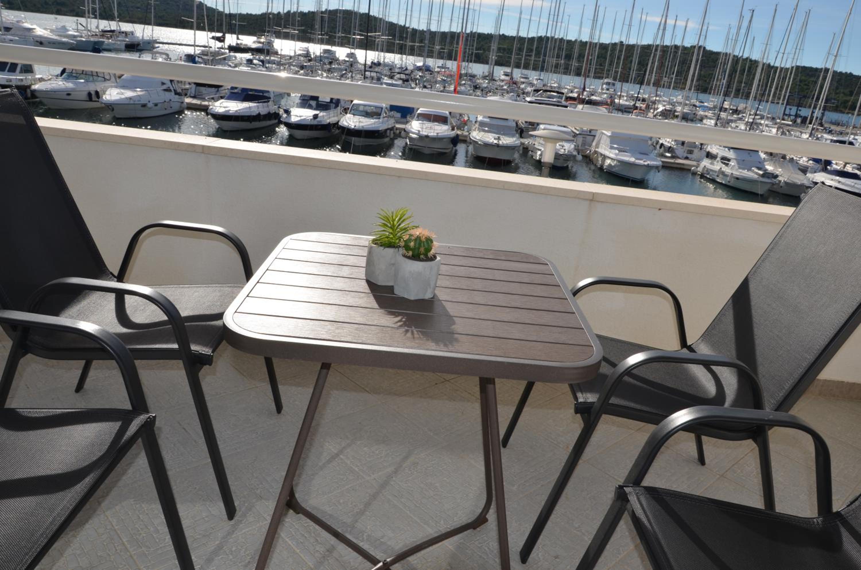 One-Bedroom Apartment with Balcony and Sea View - Br. 6 photo 3