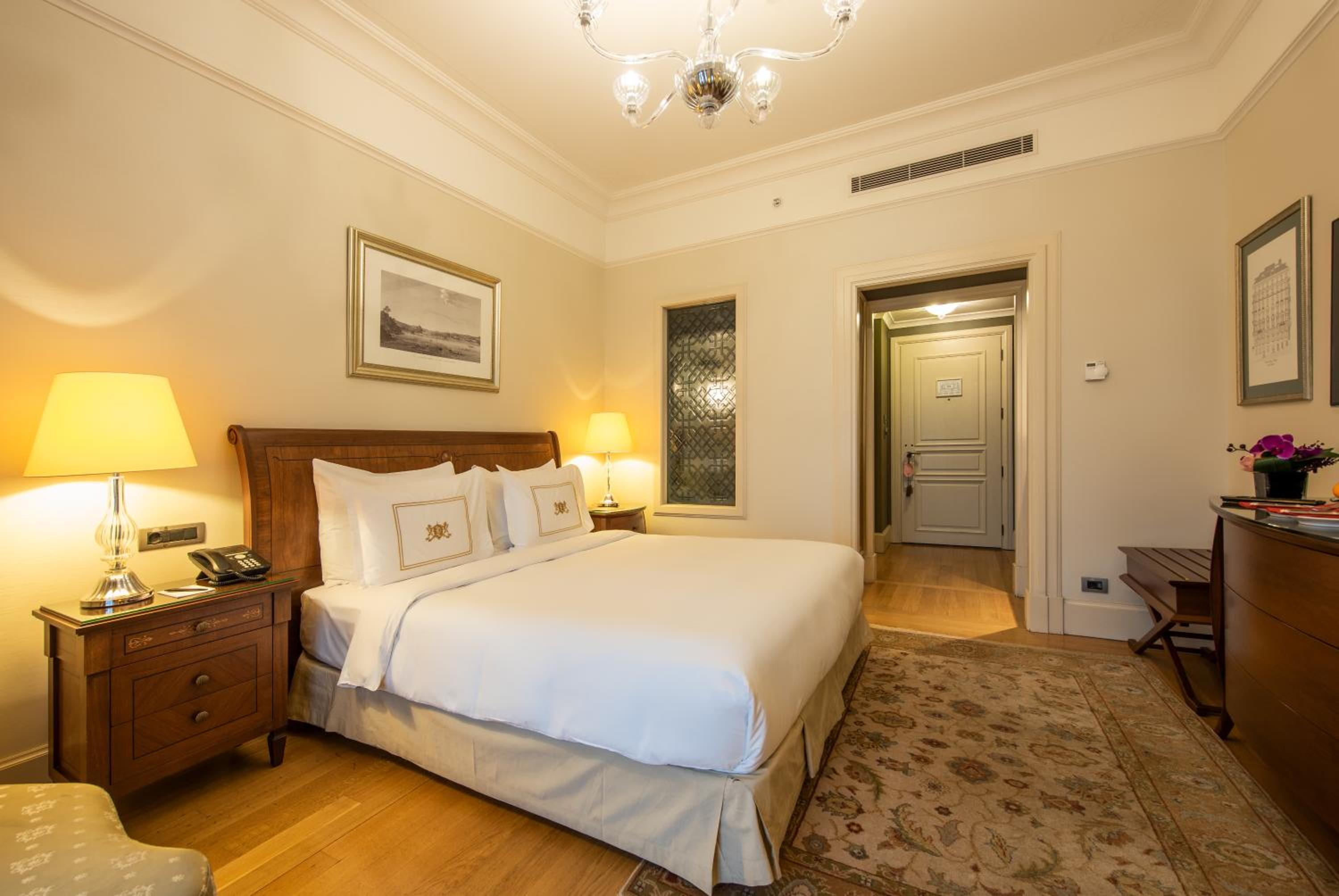 Deluxe Golden Horn Side Room King