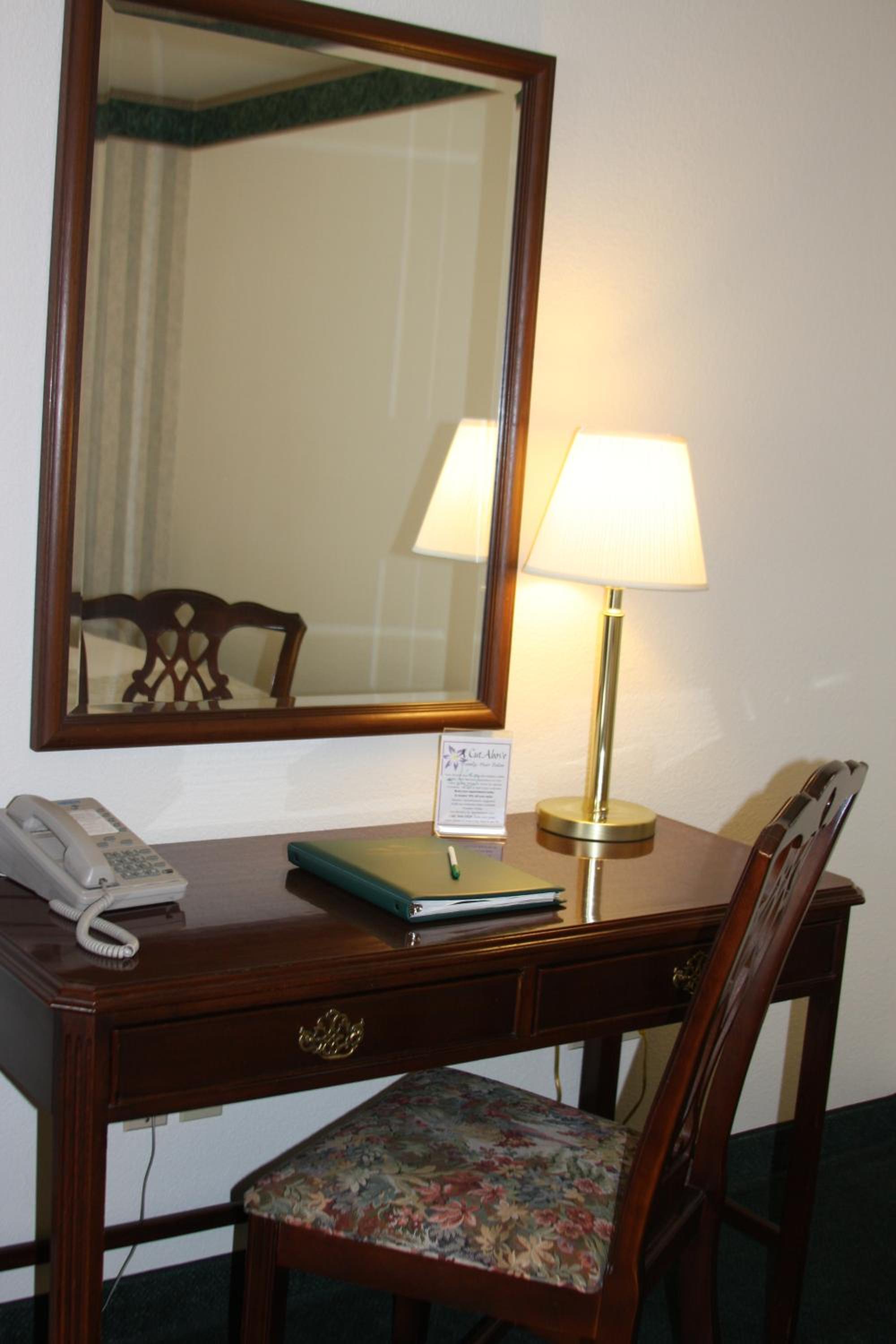 Queen Room with Two Queen Beds (No Pets) photo 2