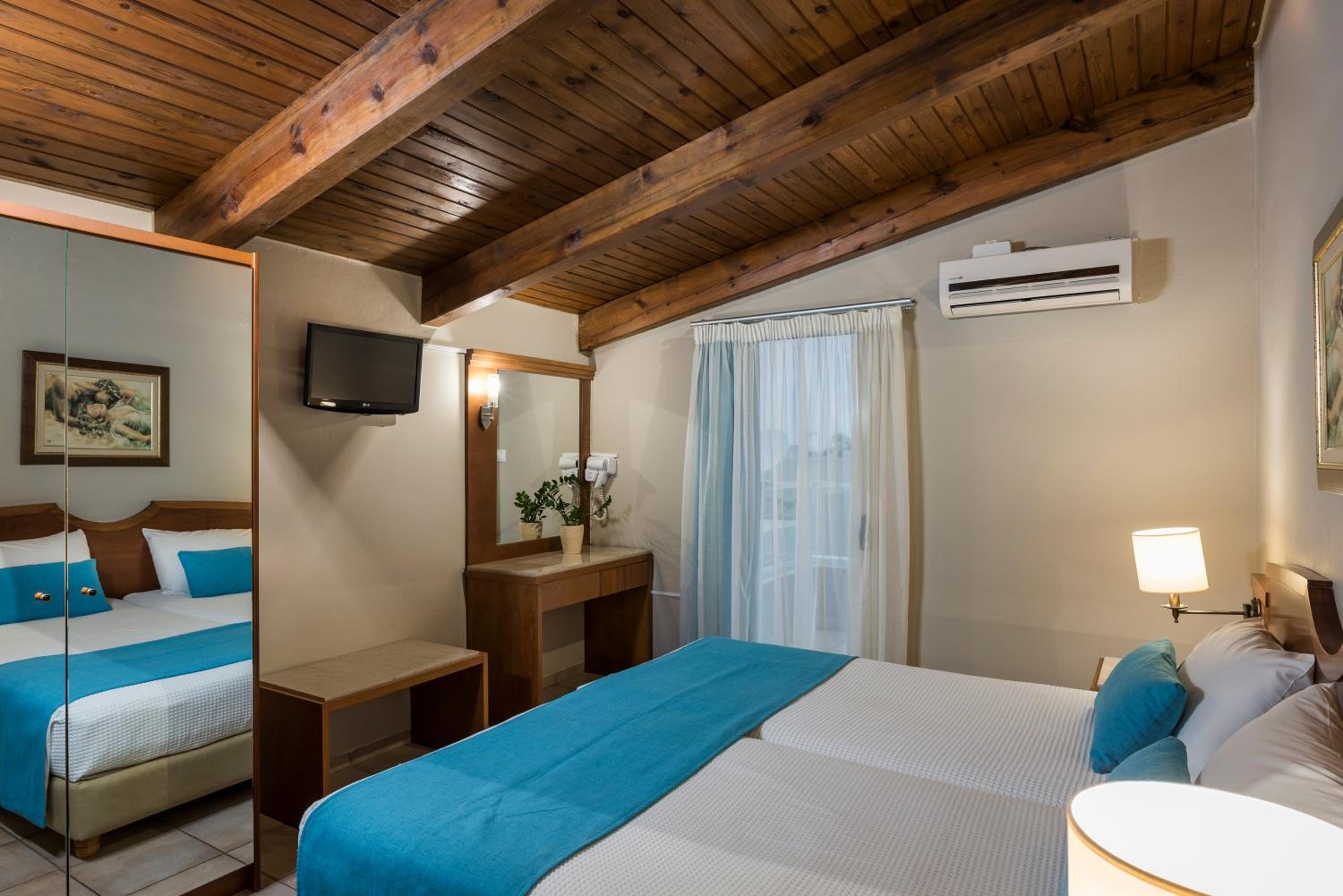 Suite - Photo 1