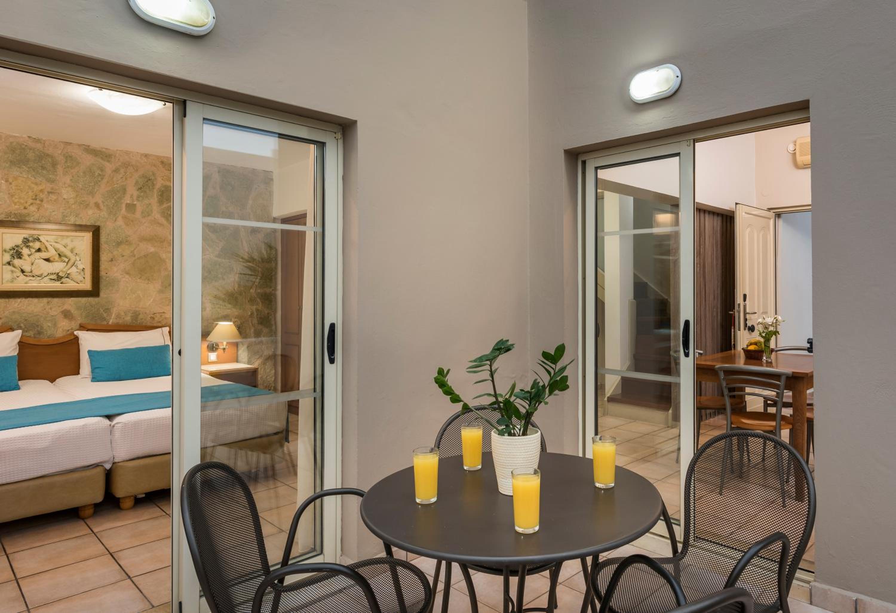 Suite - Photo 17