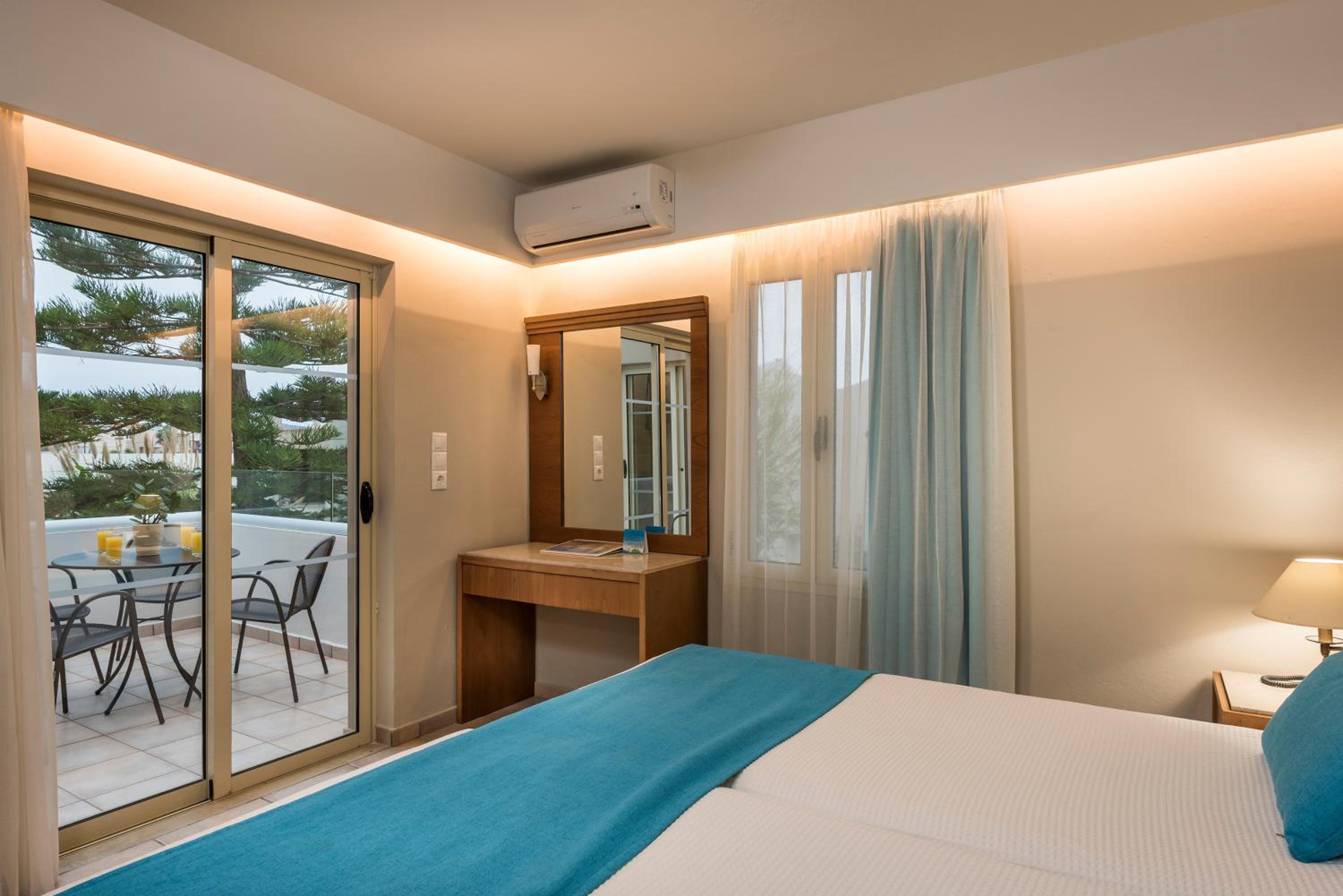 Suite - Photo 18