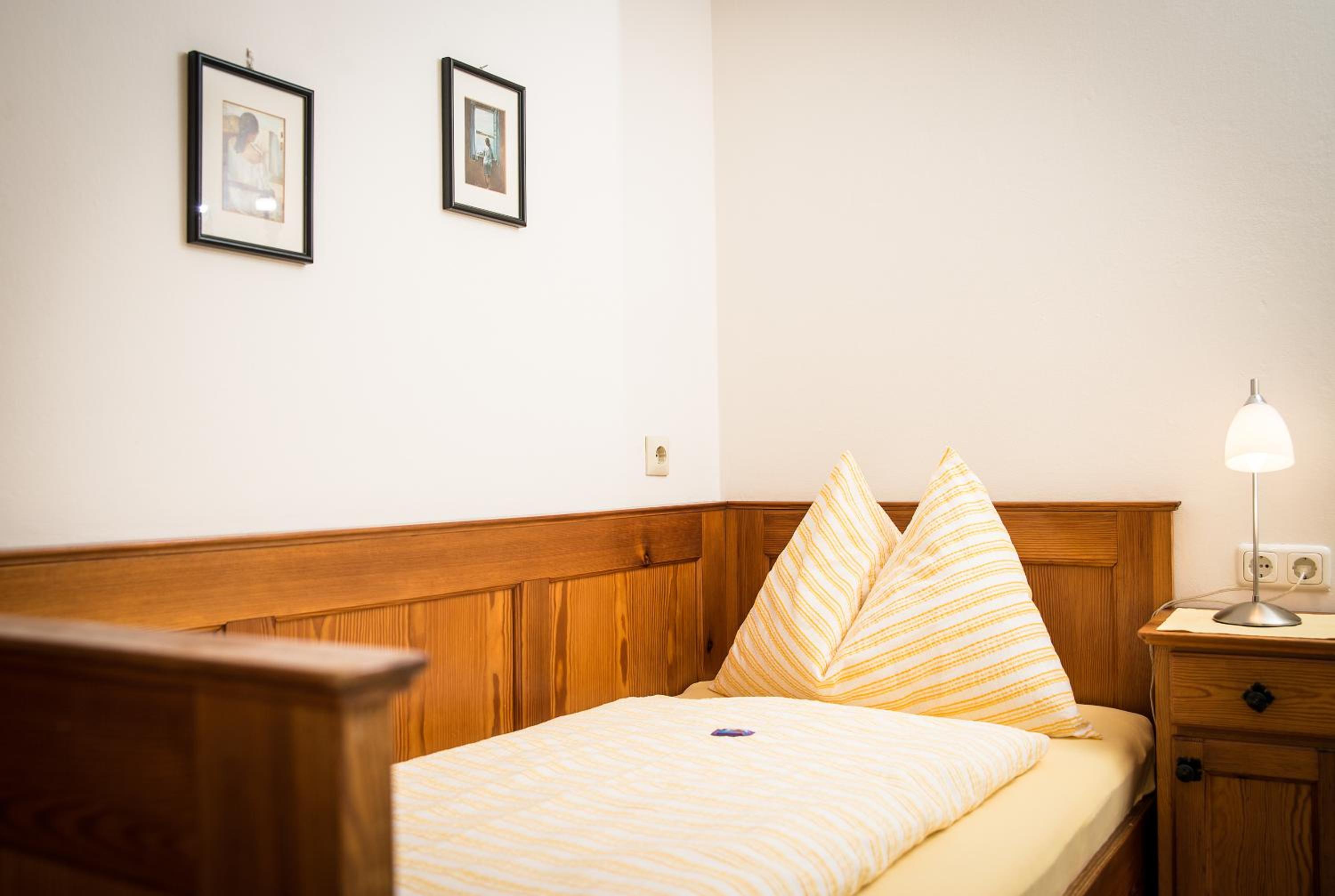 Single Room with Balcony and shared bathroom photo 1