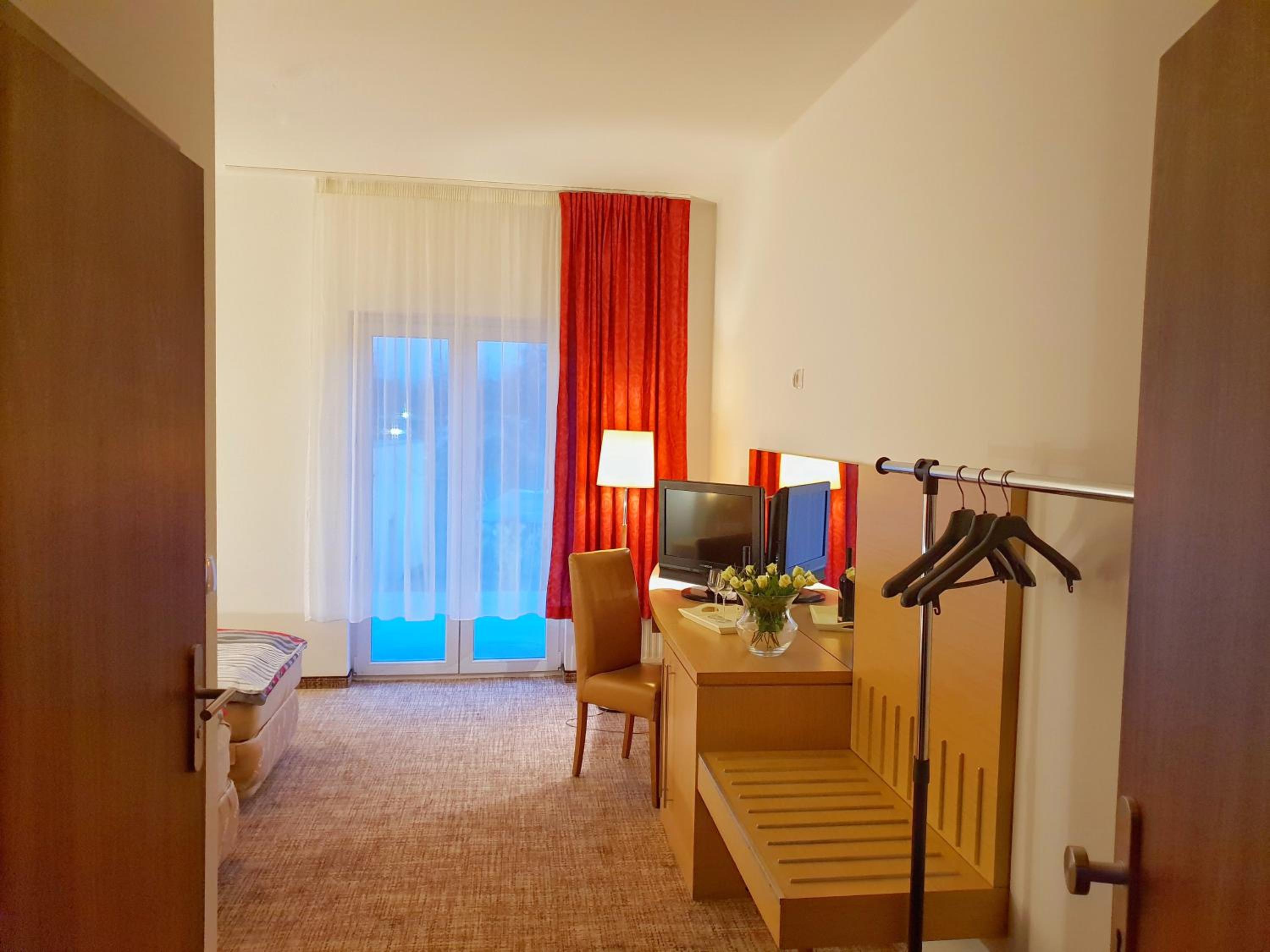 Twin Room with Bathroom photo 3