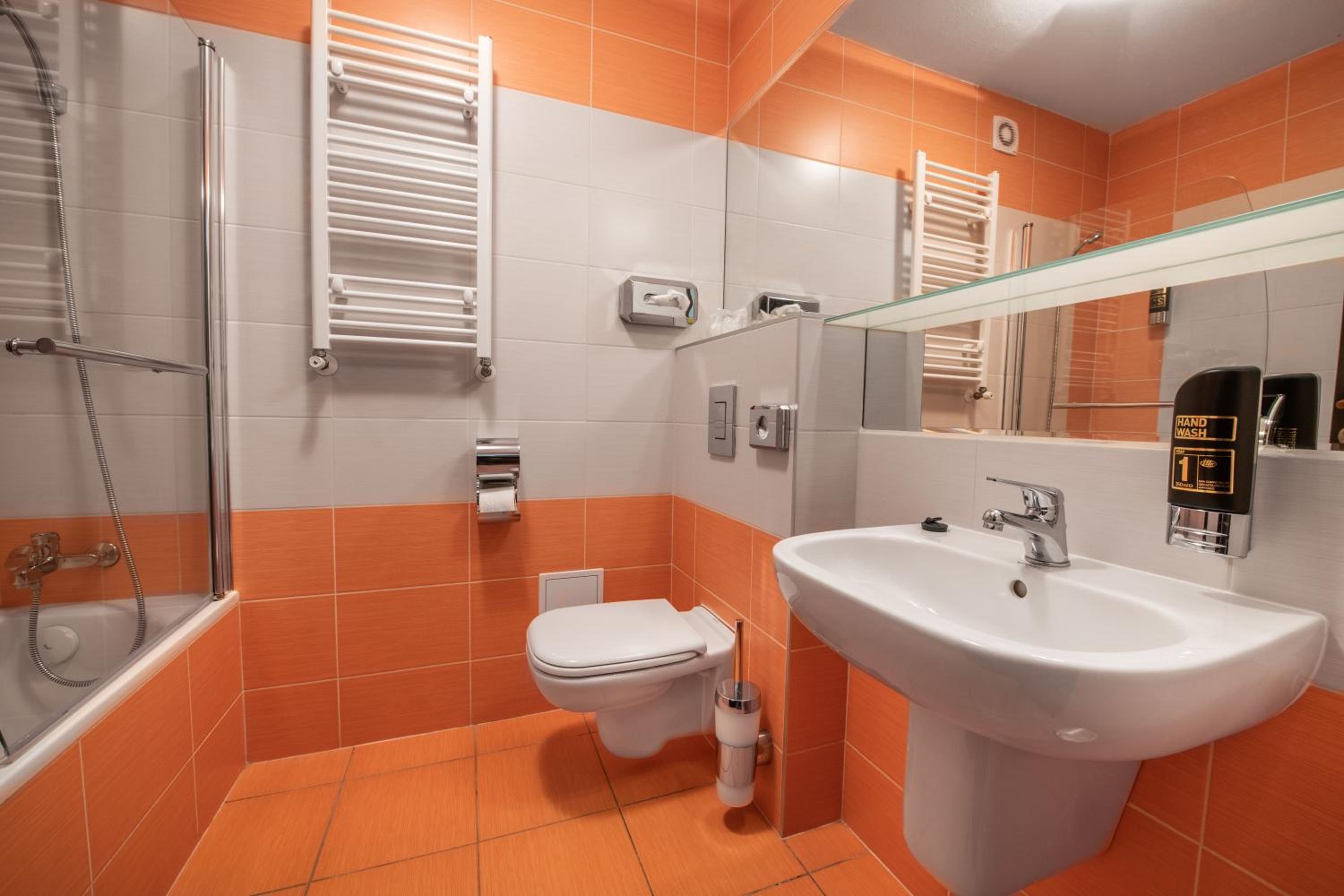 Double Room with Extra Bed - Photo 9