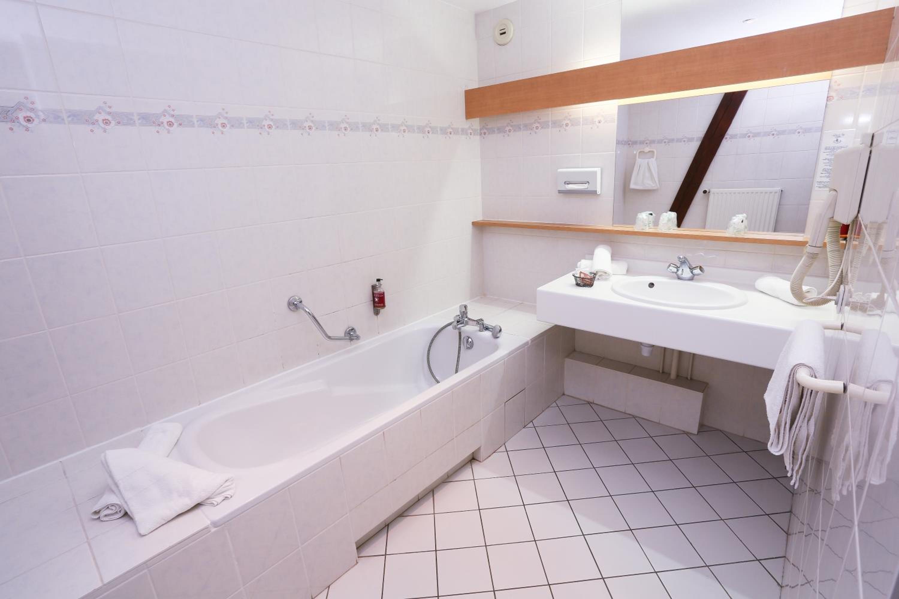 Triple Room (1 Double Bed + 1 Single Bed) - Photo 2
