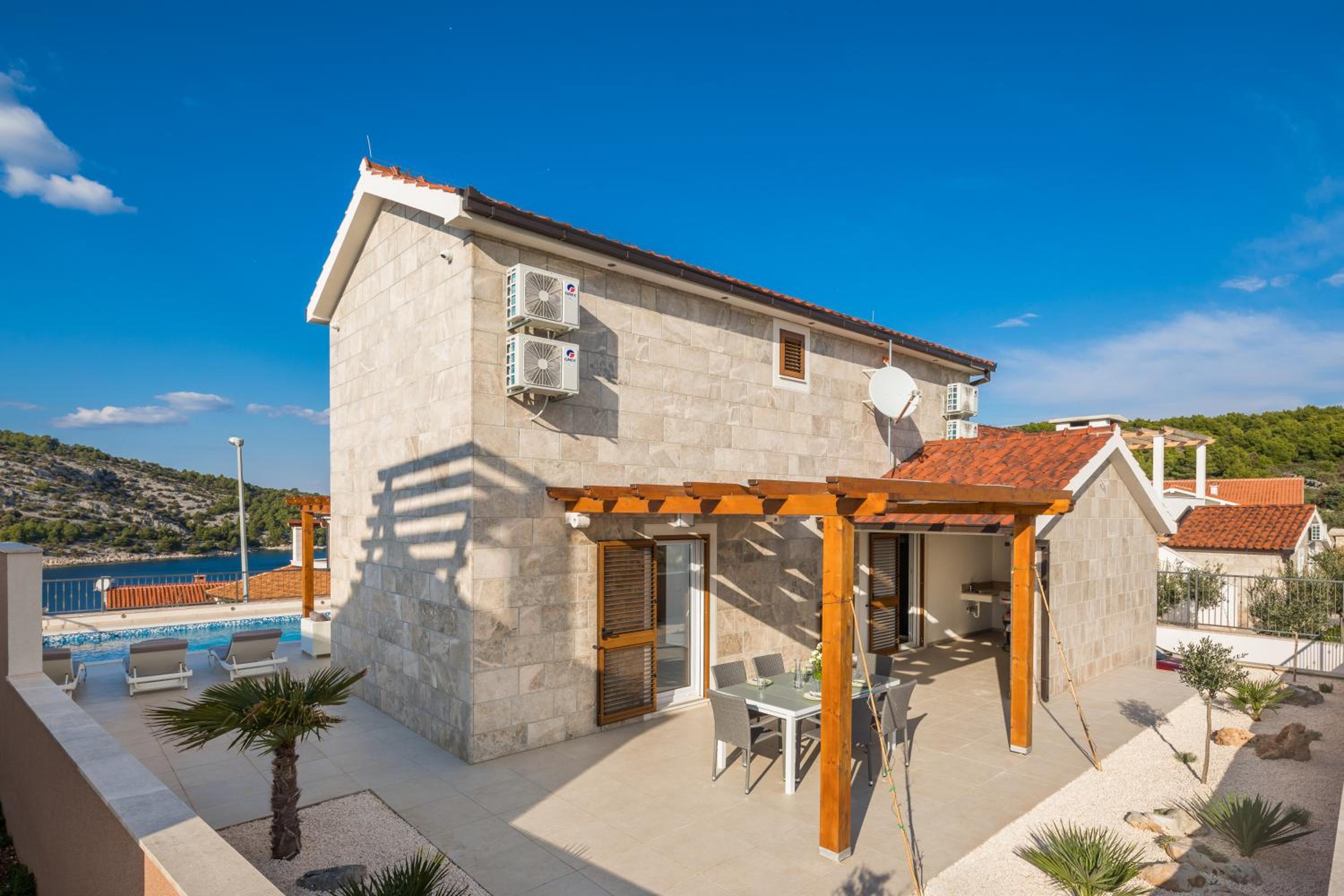 Villa photo 2