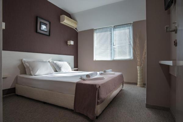 One-Bedroom Apartment - Photo 2