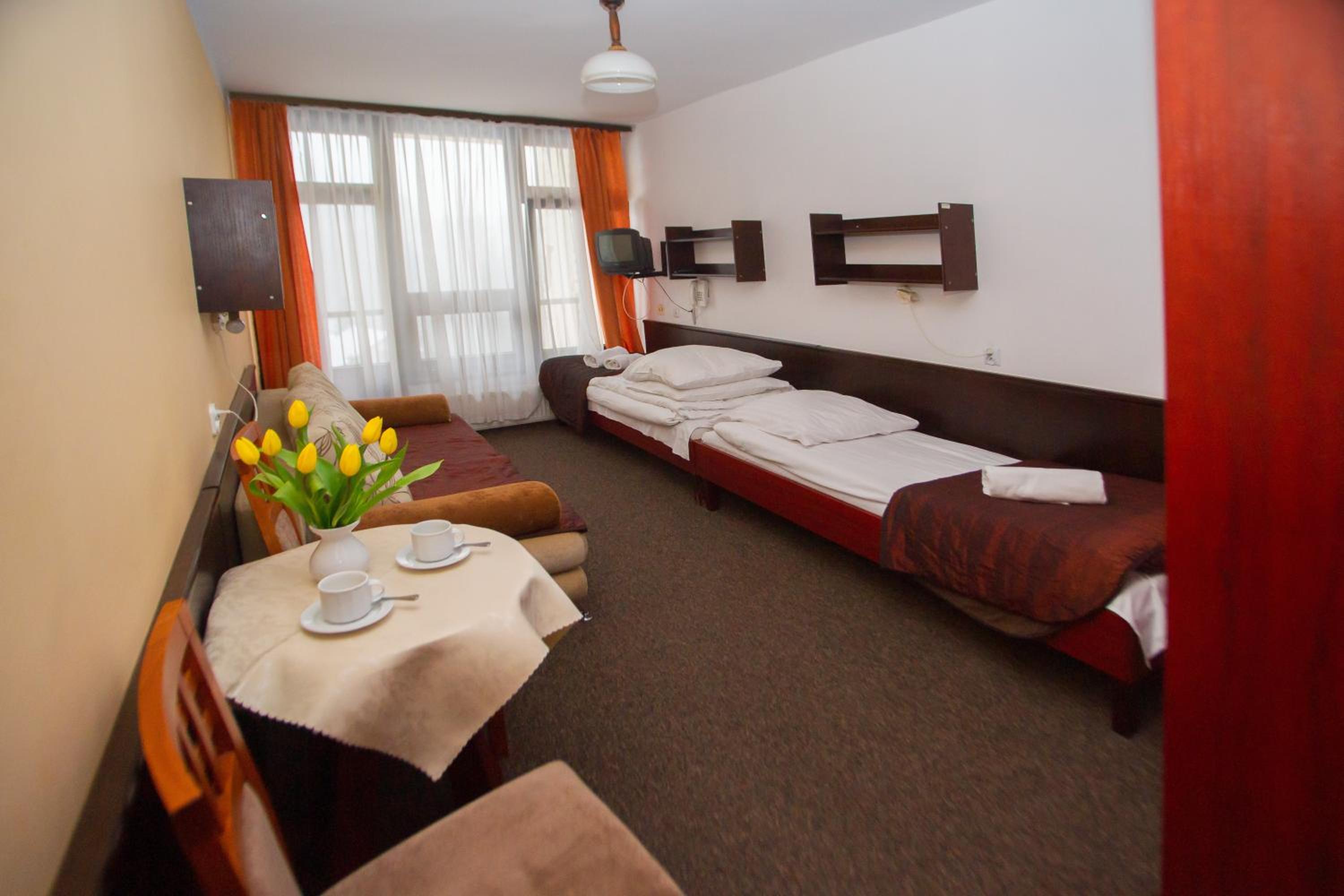 Economy Triple Room photo 2