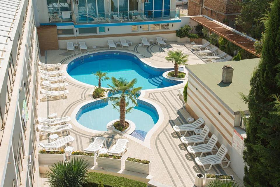 Deluxe Triple Room with Pool View - Photo 2