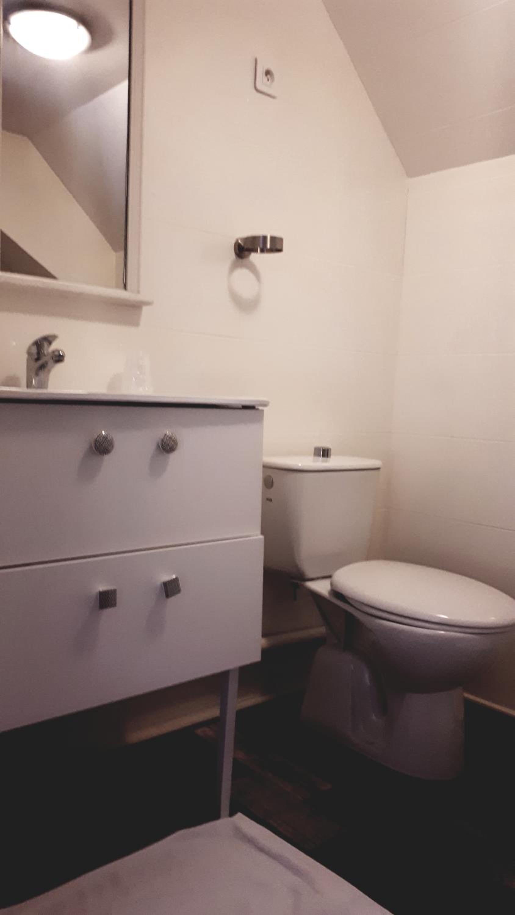 Double Room with Private Bathroom - Photo 9