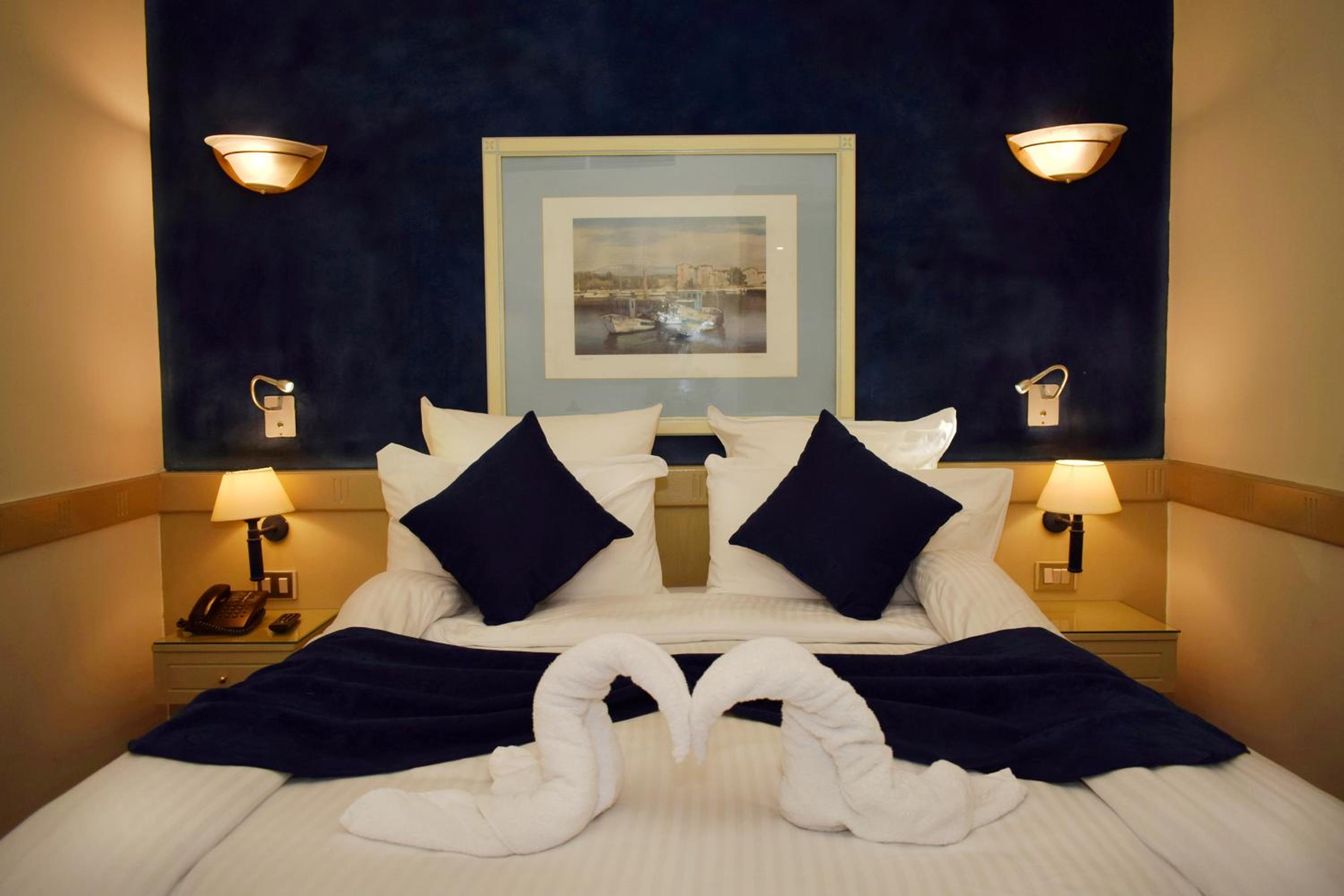 Executive Suite - Photo 11