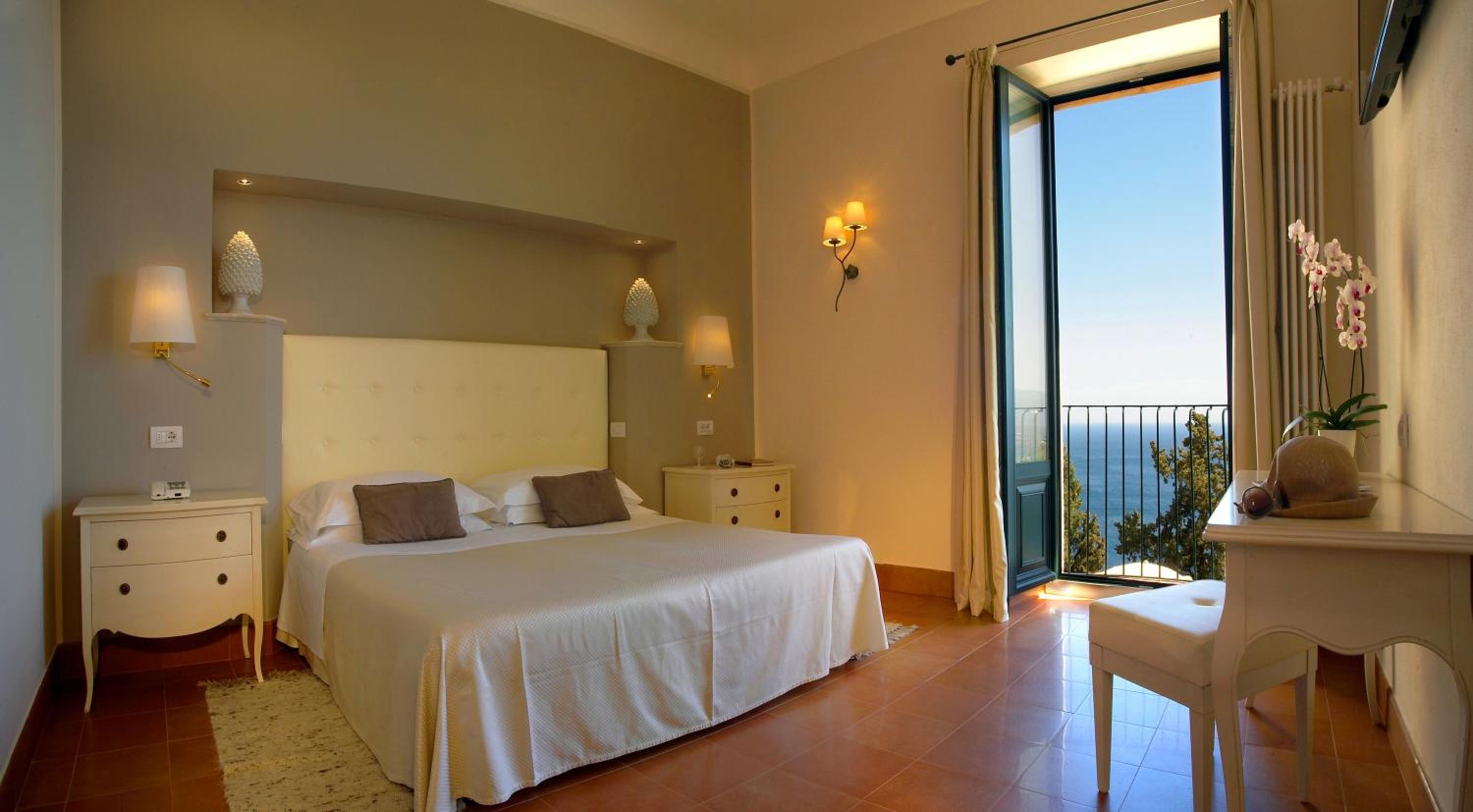 Double or Twin Room with Sea View - Photo 8